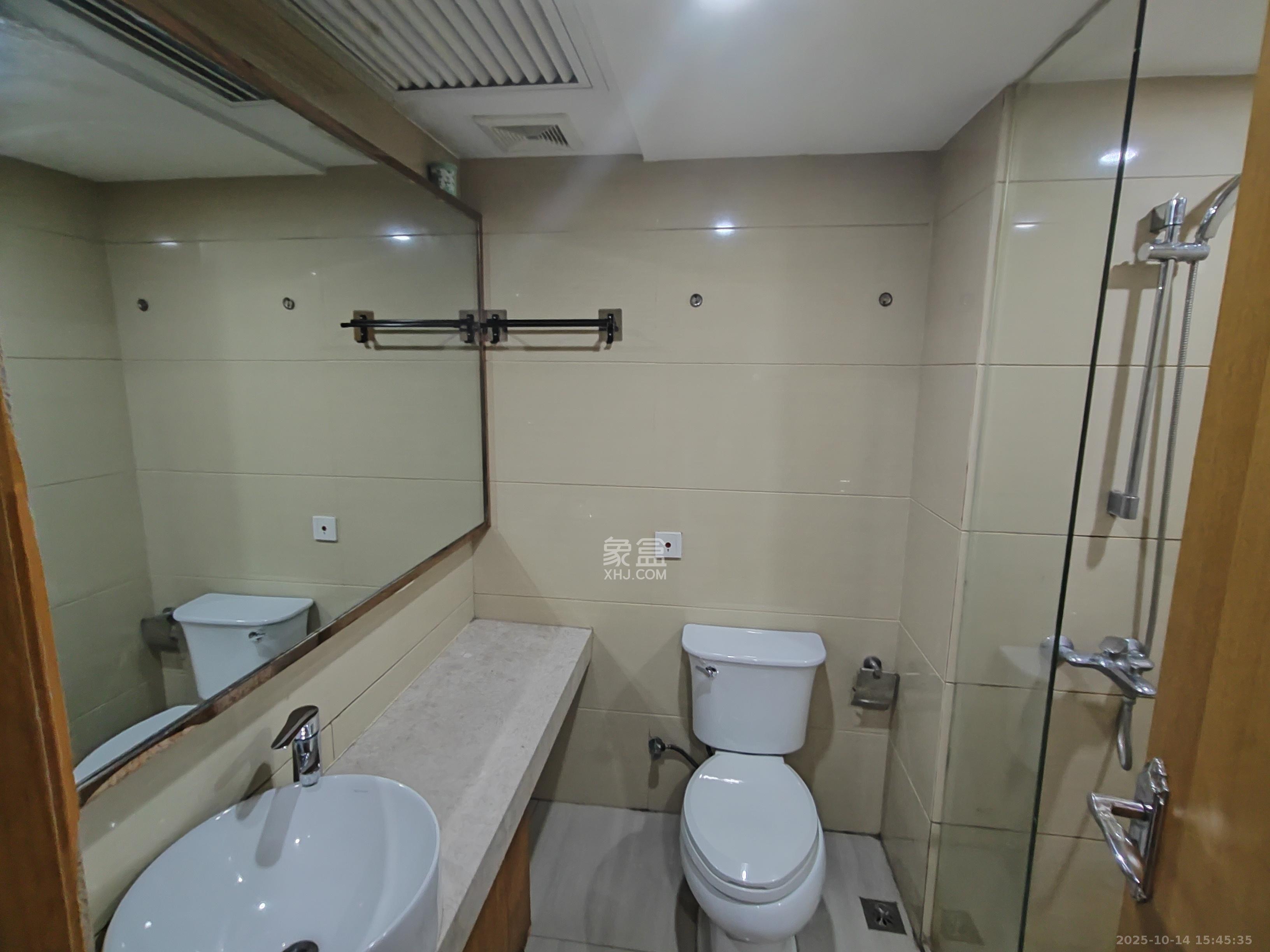 五一钻界  1室1厅1卫    2200.0元/月室内图