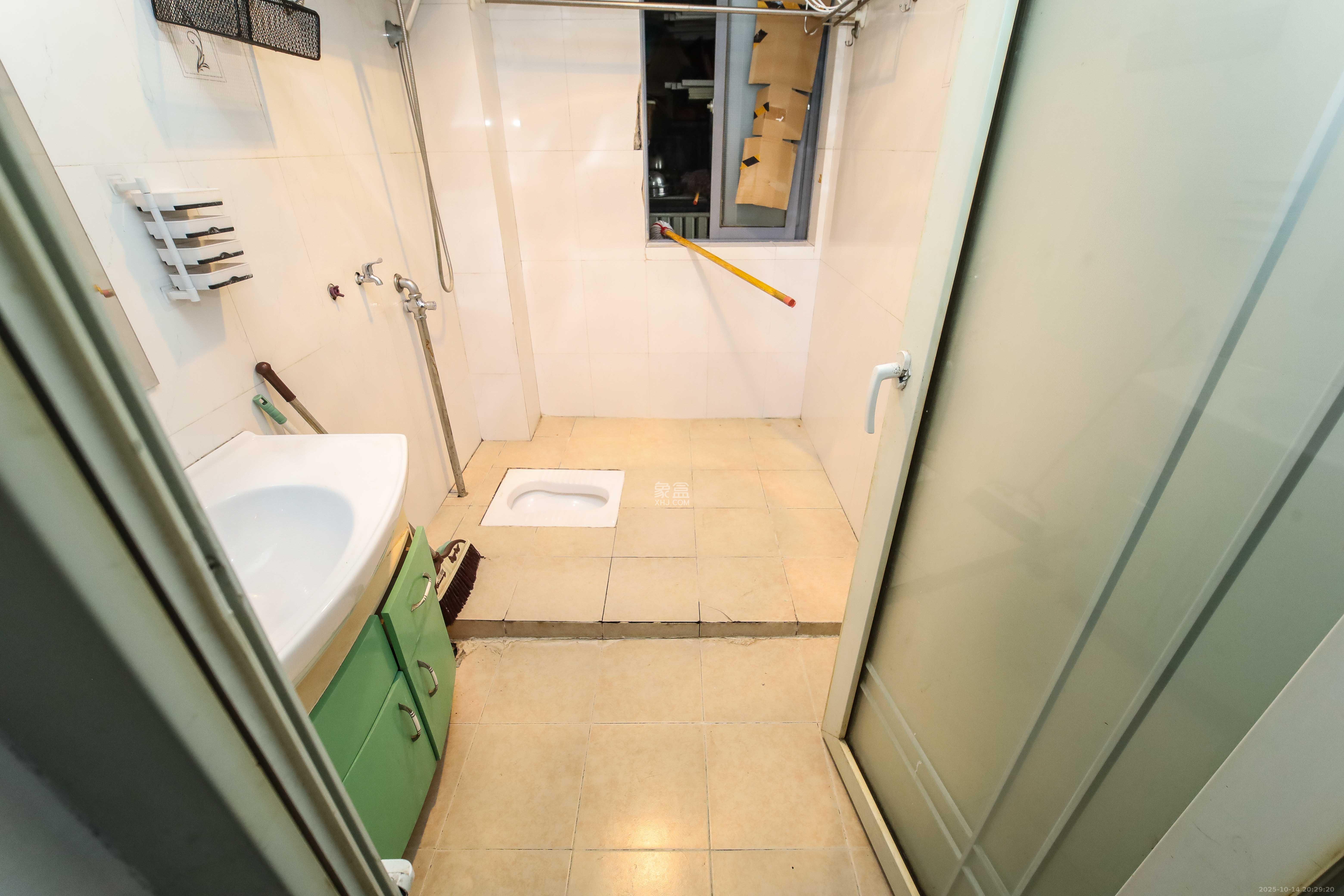 银港水晶城 2室2厅1卫 68.0万 银港水晶城 2室2厅1卫 68.0万卫生间