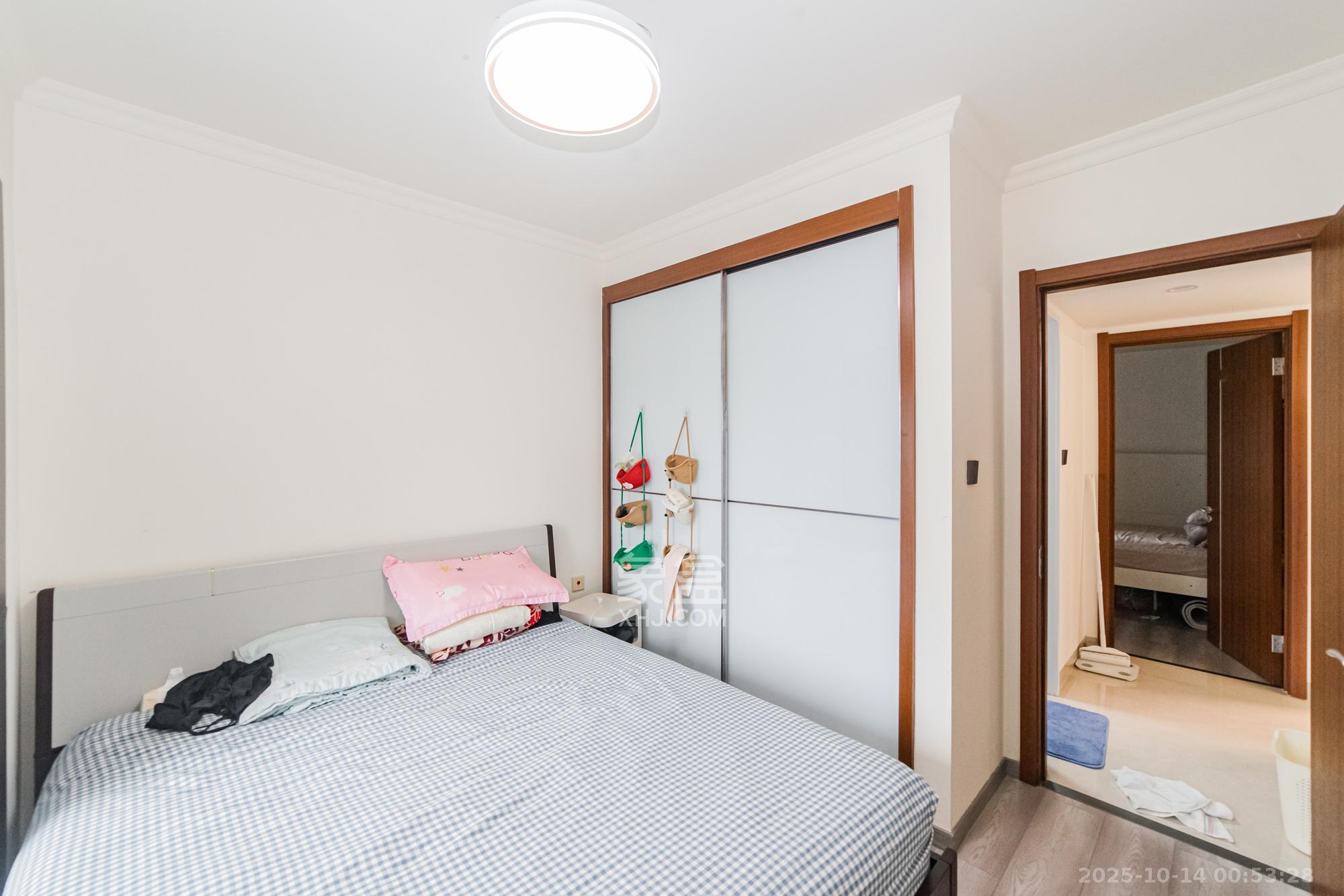 万科城  2室2厅1卫    85.0万卧室