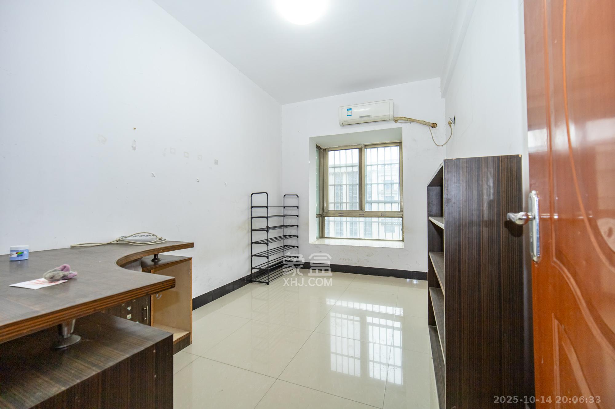 卧龙居国际村  3室2厅2卫    55.8万卧室