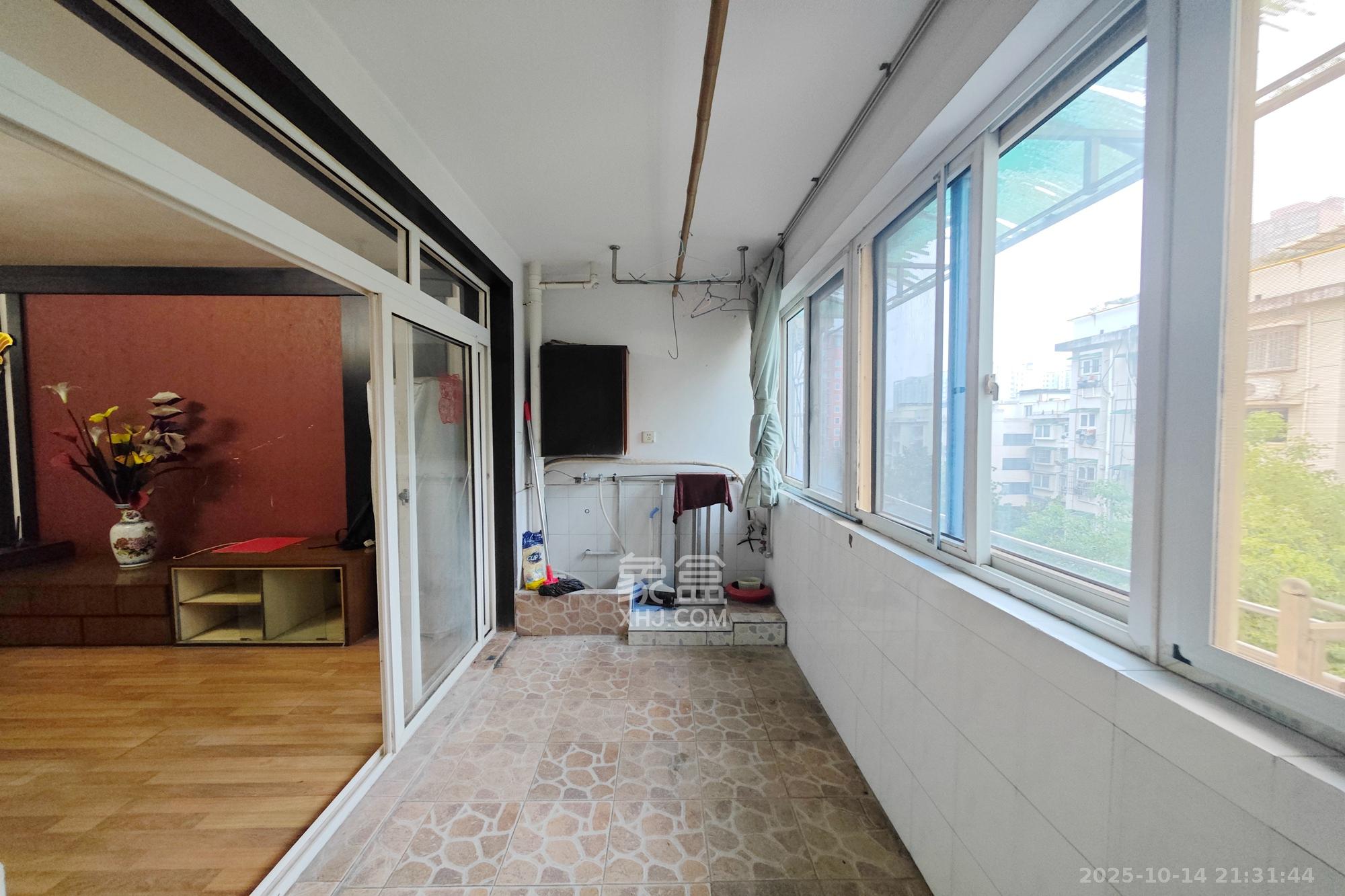 金地社区  3室2厅2卫    85.0万阳台