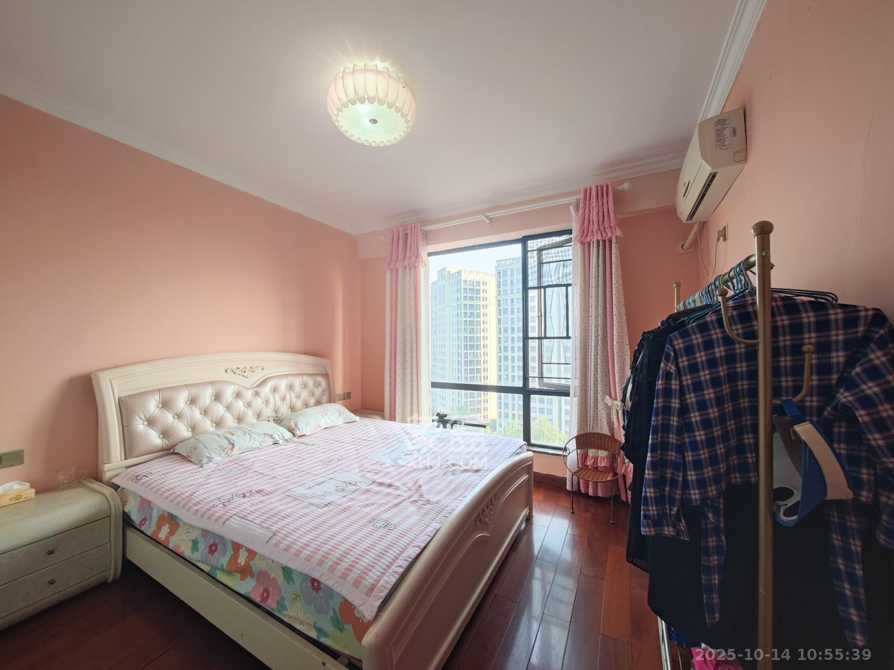 翡翠云天  3室2厅2卫    105.0万卧室