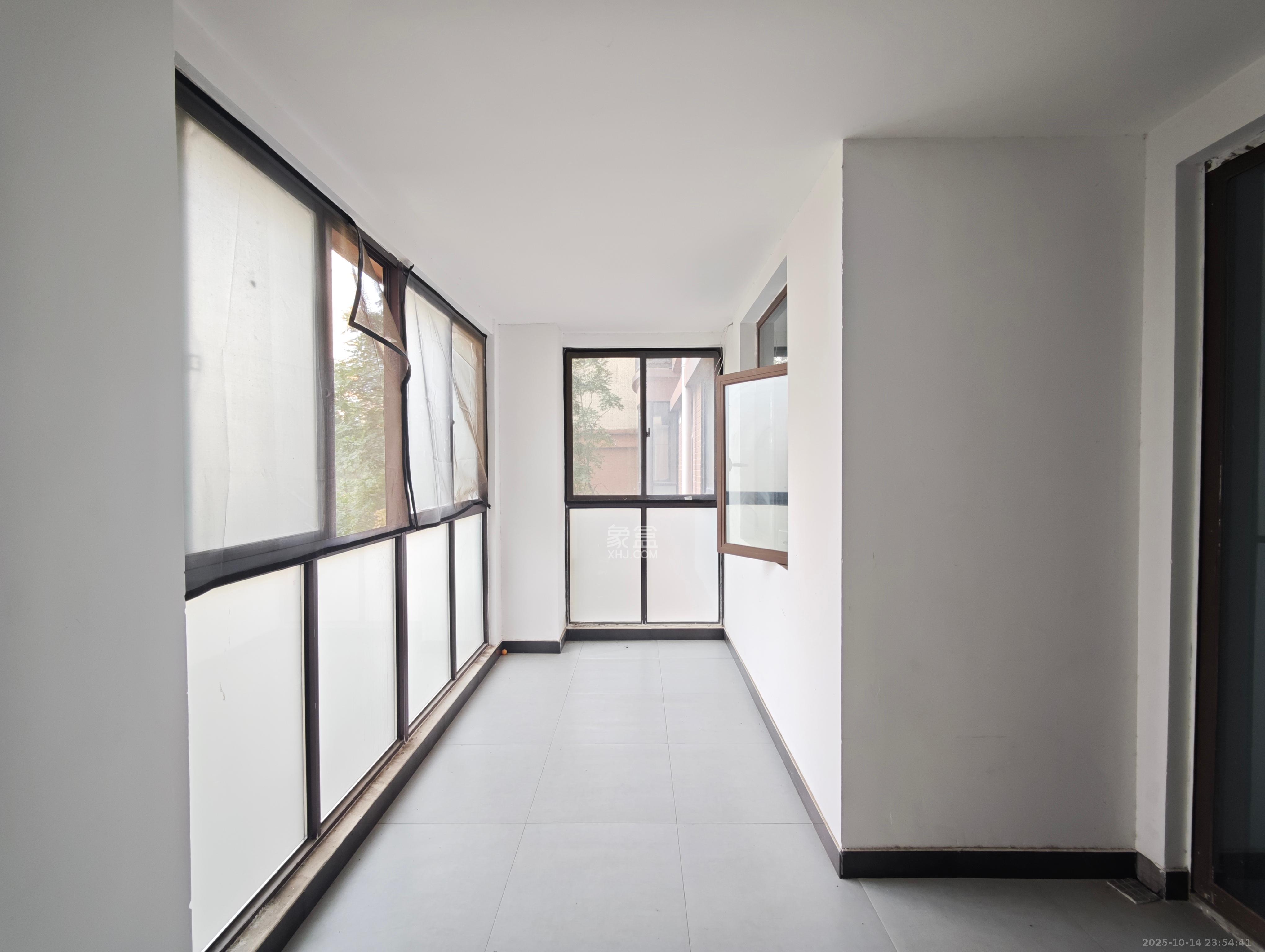 芙佳花园  5室2厅2卫    175.0万阳台