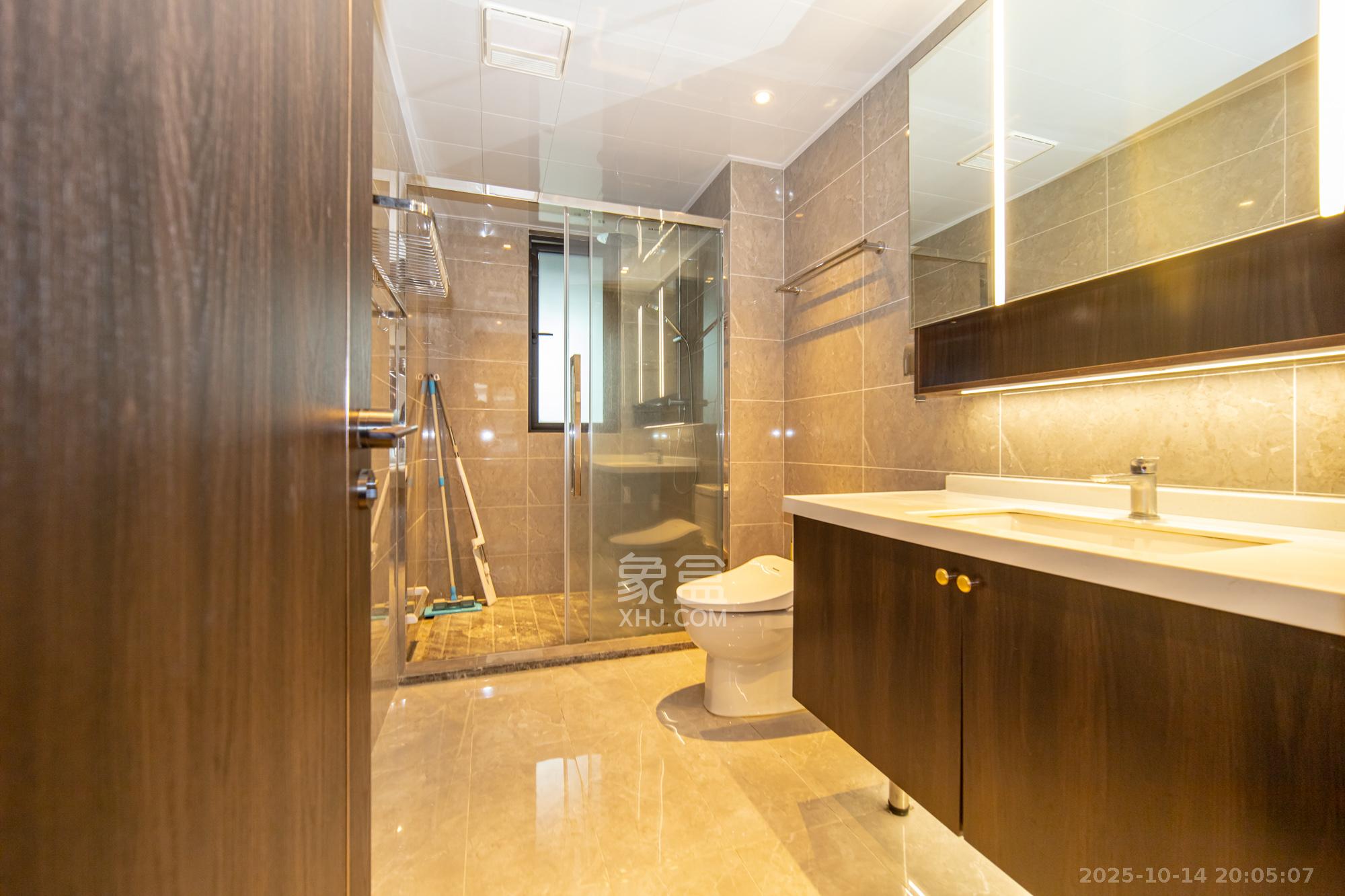 东原麓印长江E区  4室2厅2卫    158.0万 东原麓印长江E区  4室2厅2卫    158.0万卫生间