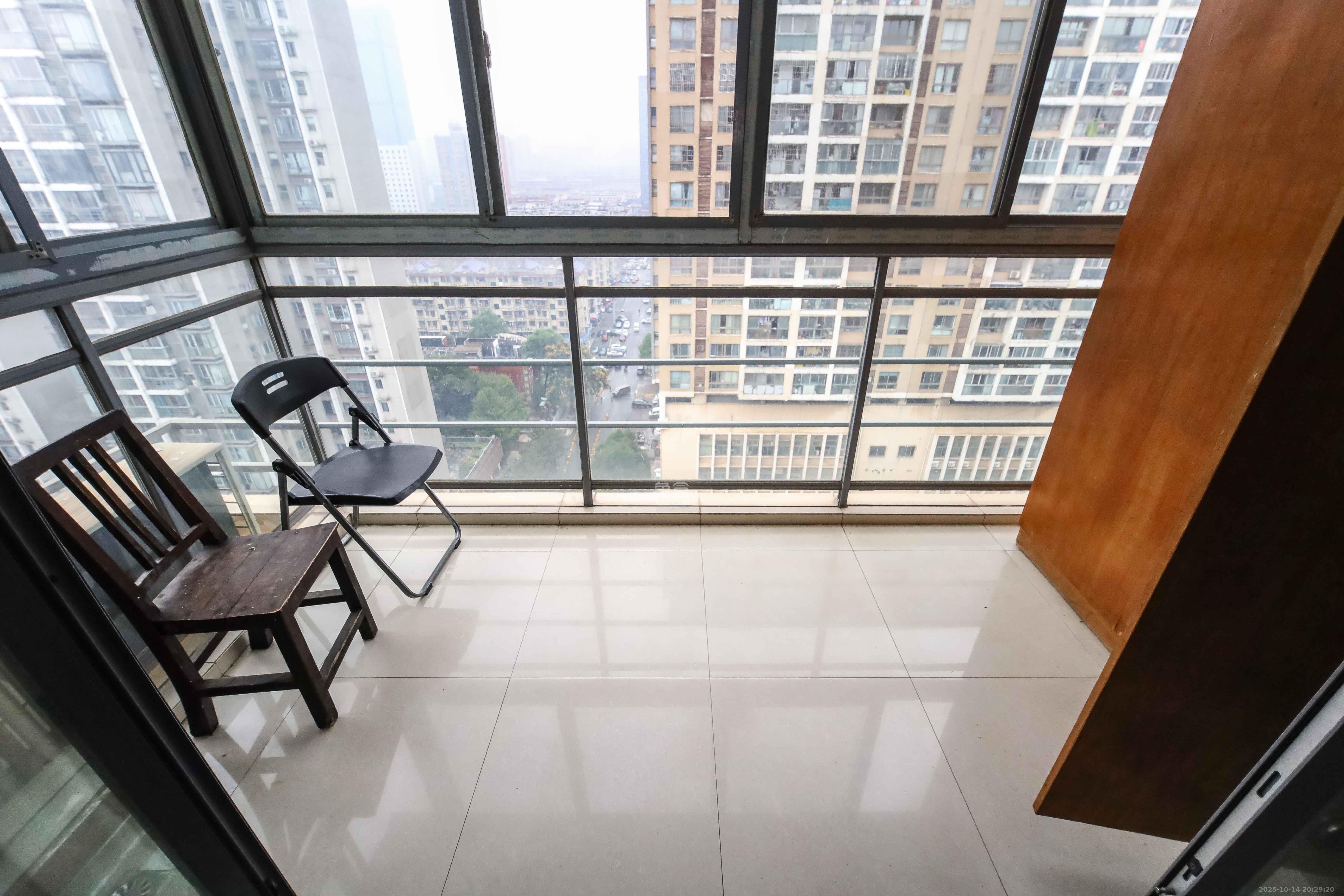 银港水晶城  2室2厅1卫    68.0万阳台