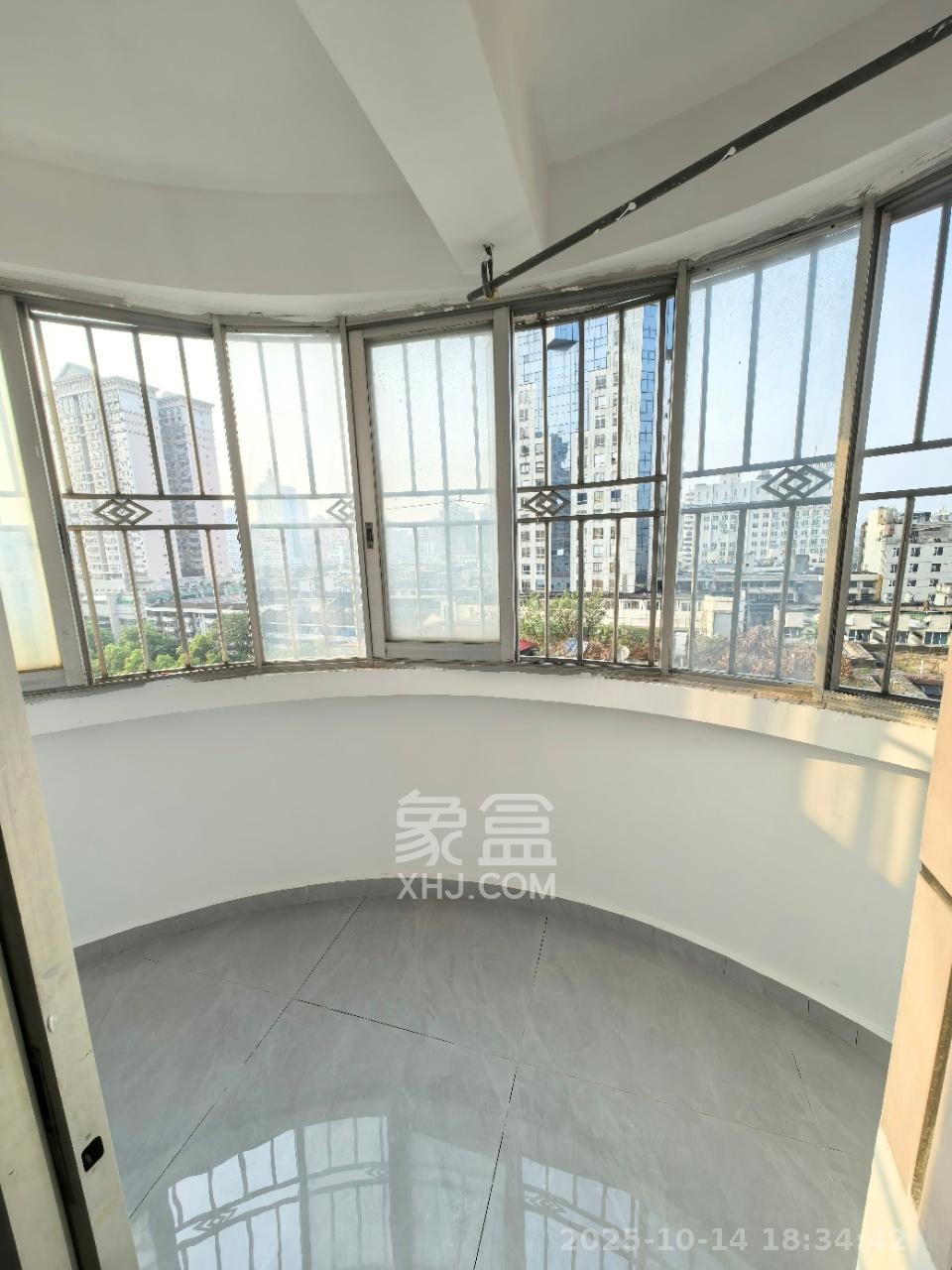 城市花园  1室2厅1卫    3500.0元/月室内图