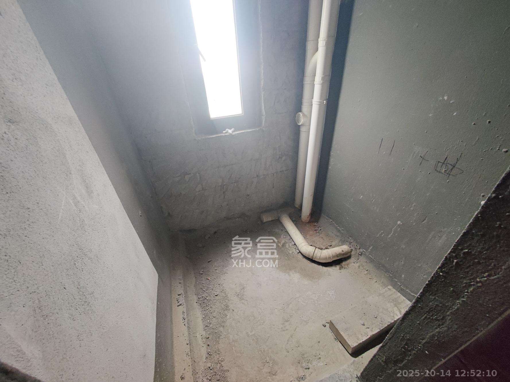 远洋红星天铂一期  4室2厅2卫    140.0万卫生间