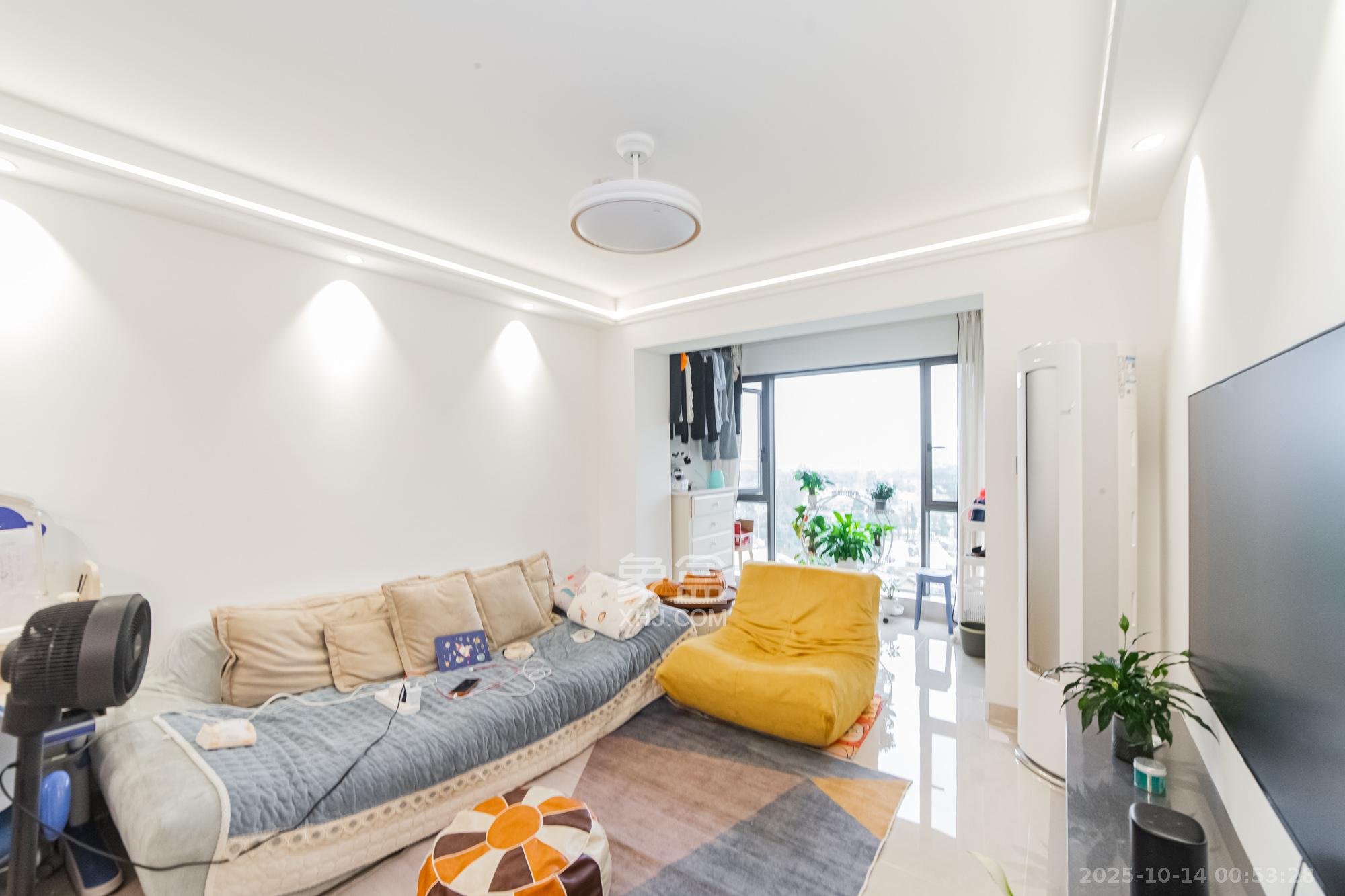 万科城  2室2厅1卫    85.0万客厅