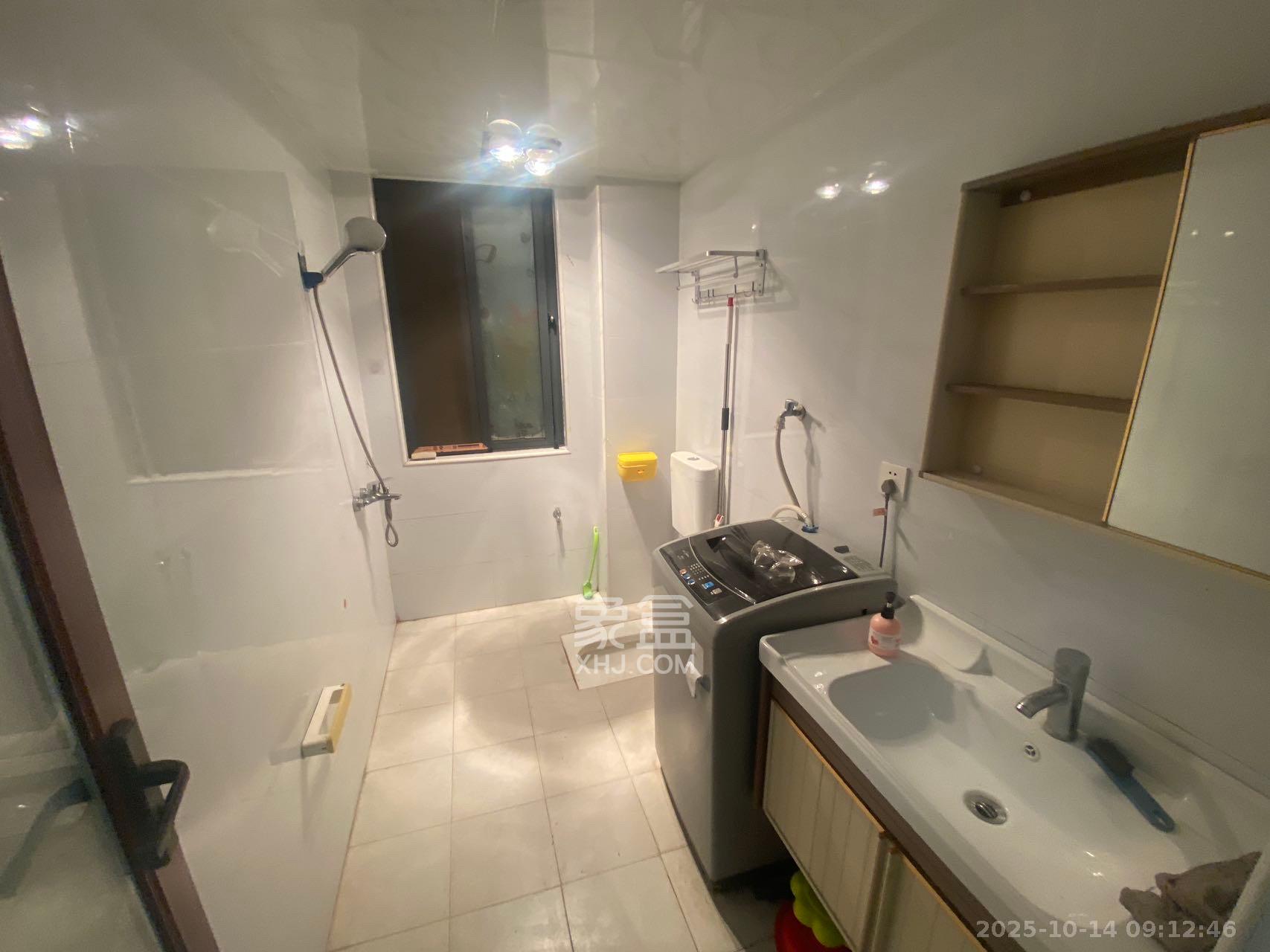 西湖鸿运佳苑  3室2厅2卫    1900.0元/月 西湖鸿运佳苑  3室2厅2卫    1900.0元/月室内图