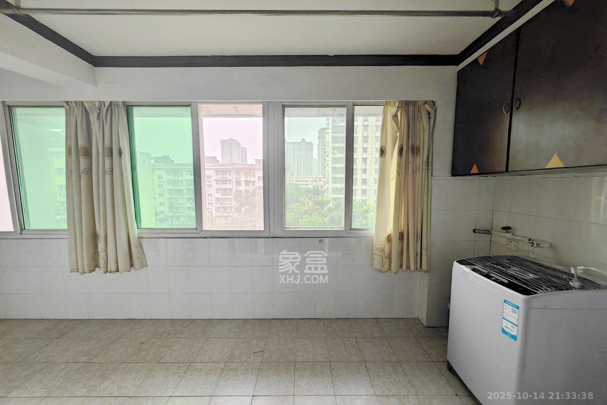 梨子山社区长电宿舍 3室2厅2卫 88.0万 梨子山社区长电宿舍 3室2厅2卫 88.0万阳台