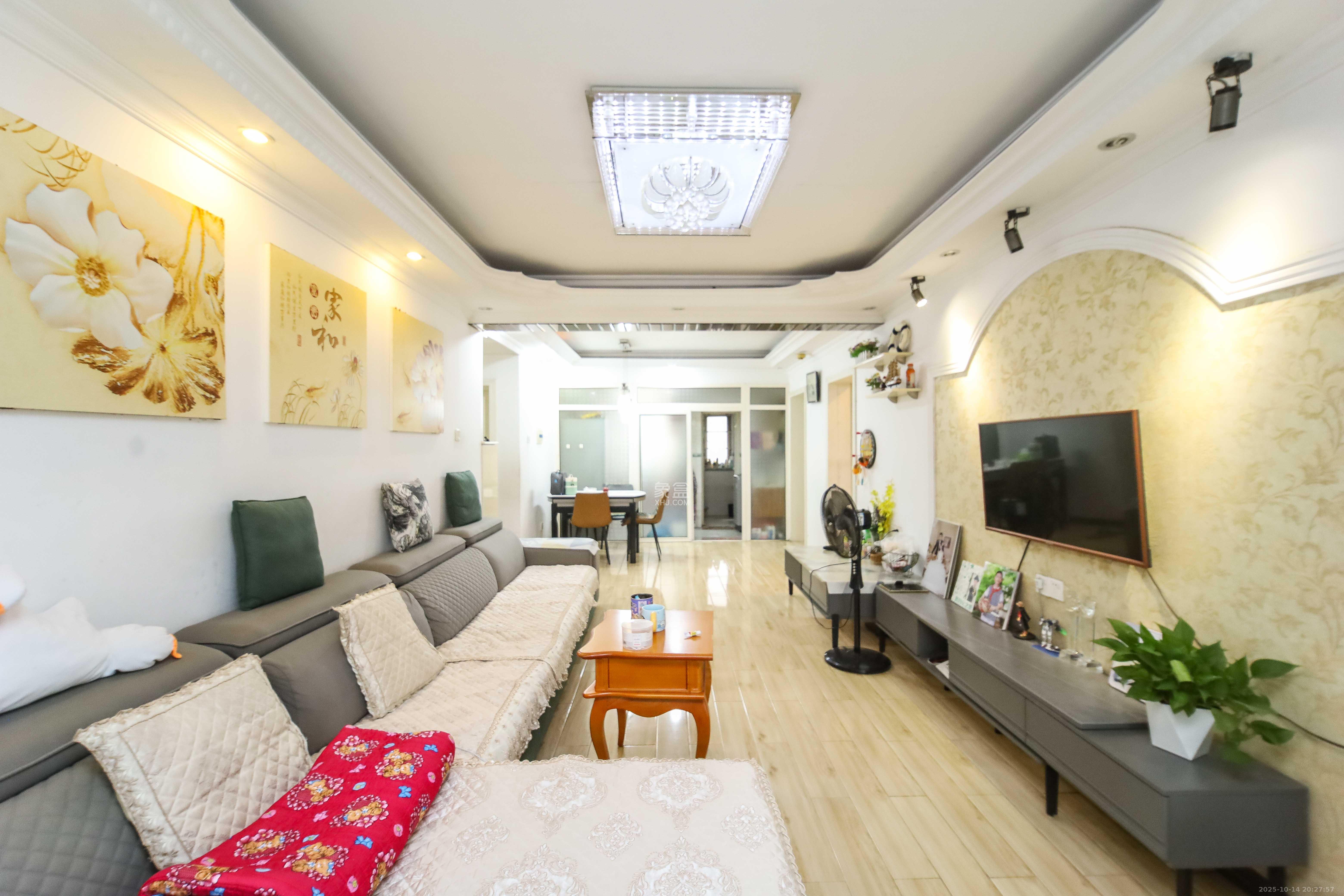 芙蓉苑  2室1厅2卫    68.0万客厅