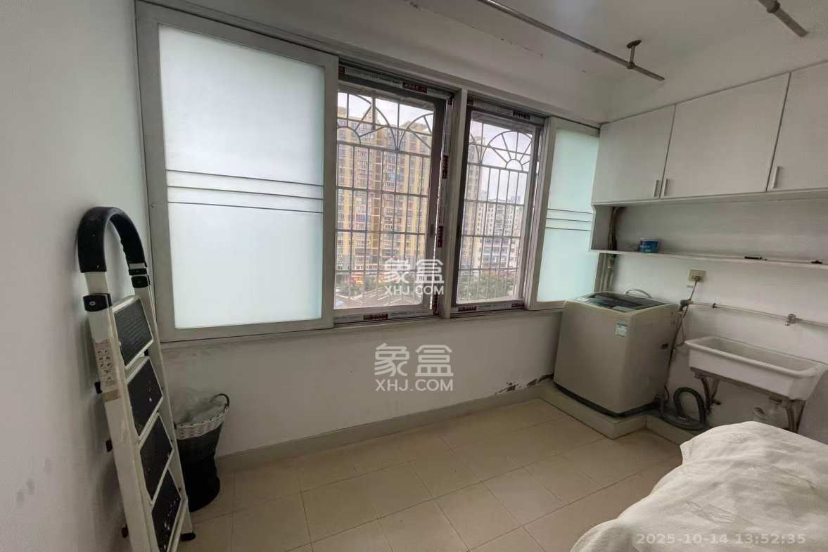 左家塘建材宿舍 3室2厅2卫 2100.0元/月 左家塘建材宿舍 3室2厅2卫 2100.0元/月室内图