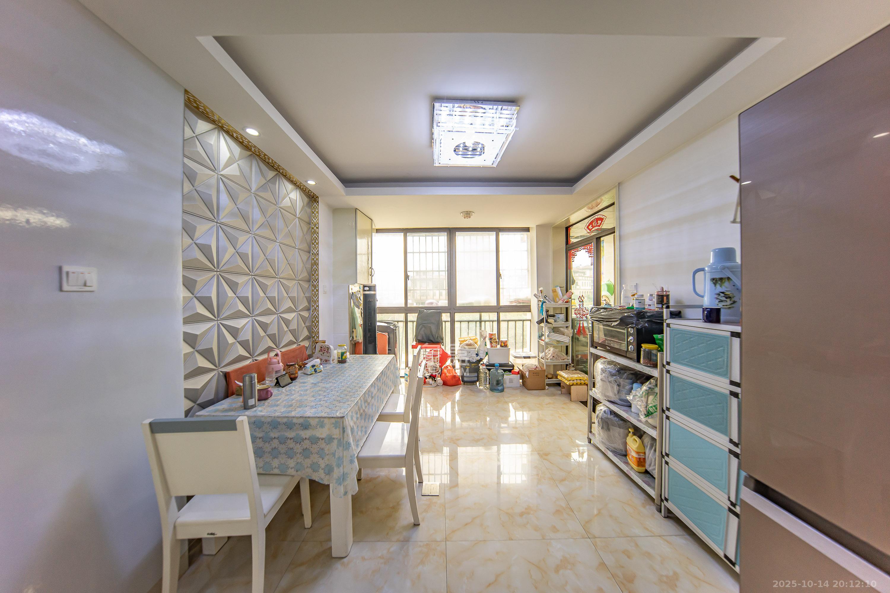 卓越麓山别墅(麓山峰境产权麓山花苑)  3室2厅2卫    70.88万 卓越麓山别墅(麓山峰境产权麓山花苑)  3室2厅2卫    70.88万客厅