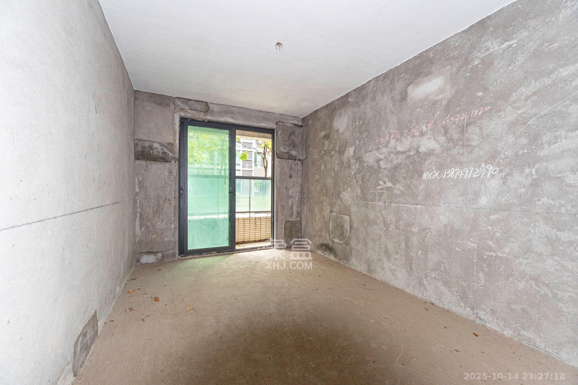 海伦春天  5室3厅2卫    240.0万卧室