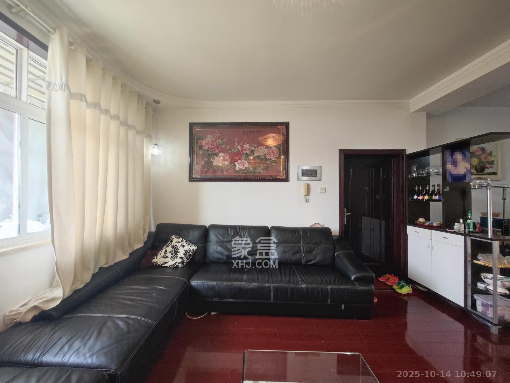 鄱阳小区 3室2厅1卫 82.0万 鄱阳小区 3室2厅1卫 82.0万客厅