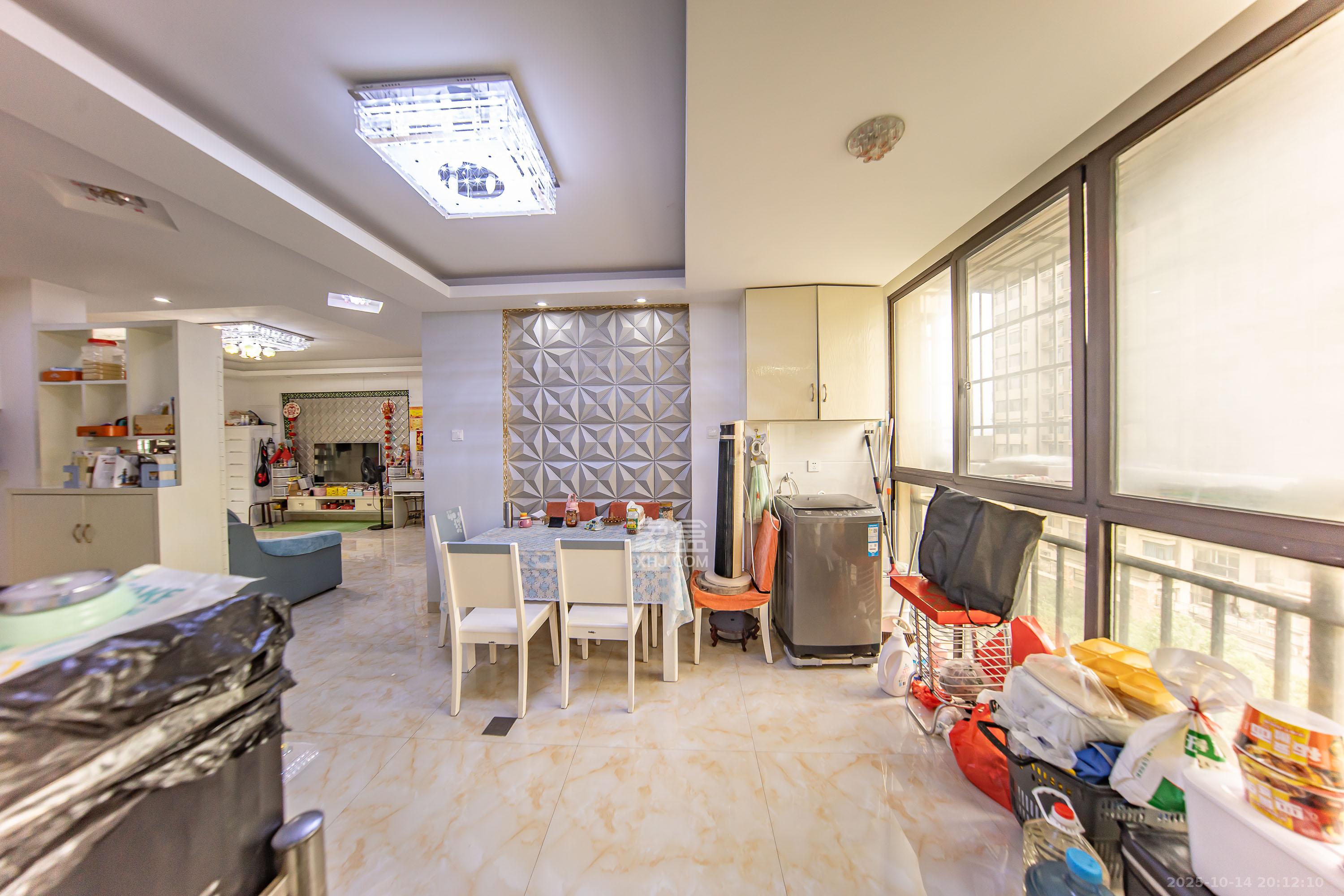 卓越麓山别墅（麓山峰境产权麓山花苑）  3室2厅2卫    70.88万客厅