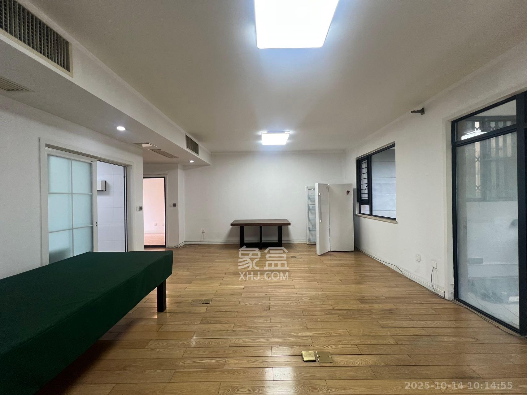 藏珑湖上国际花园 3室2厅2卫 3200.0元/月 藏珑湖上国际花园 3室2厅2卫 3200.0元/月室内图