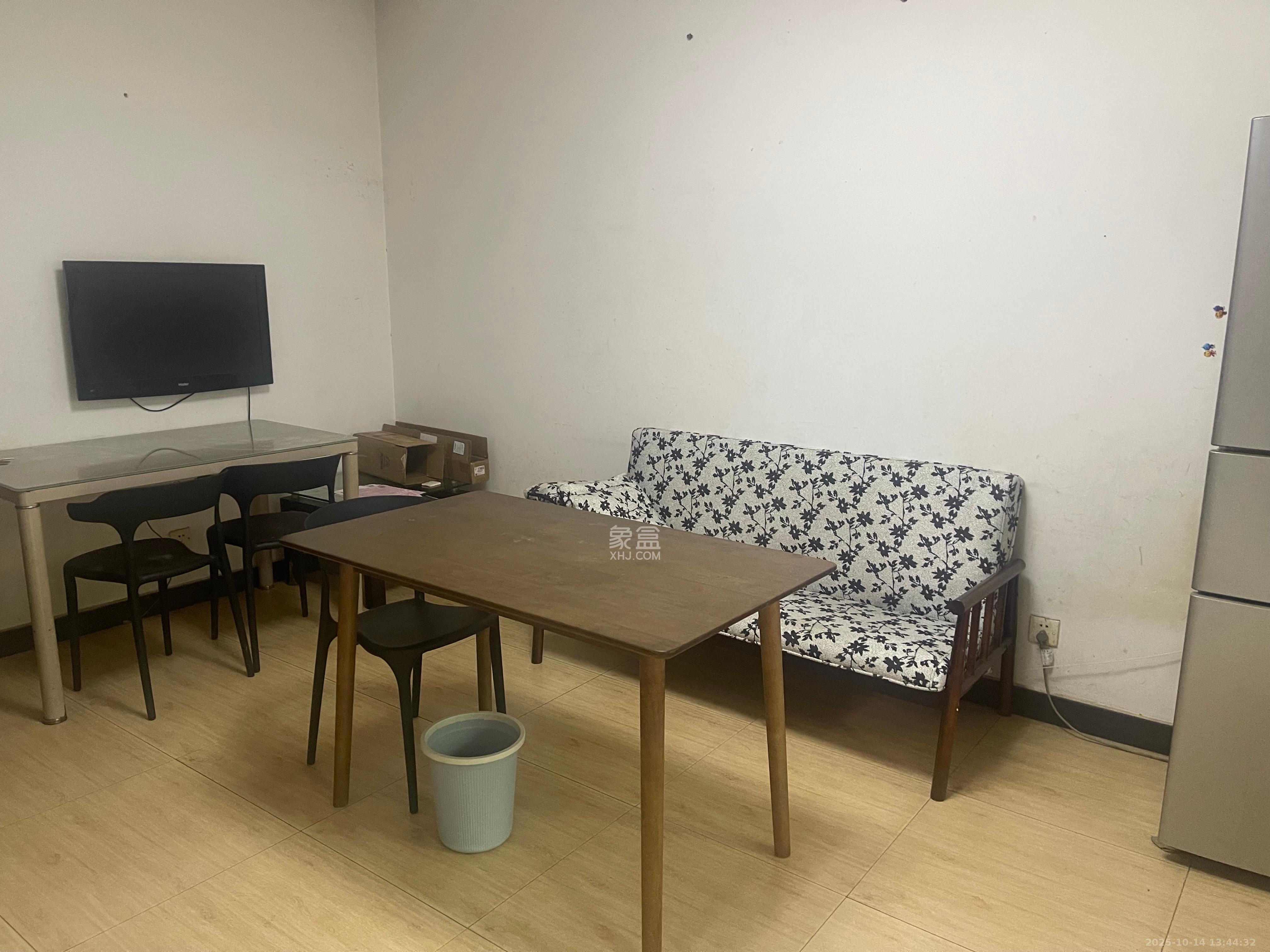 兴隆小区 1室1厅1卫 1300.0元/月 兴隆小区 1室1厅1卫 1300.0元/月室内图