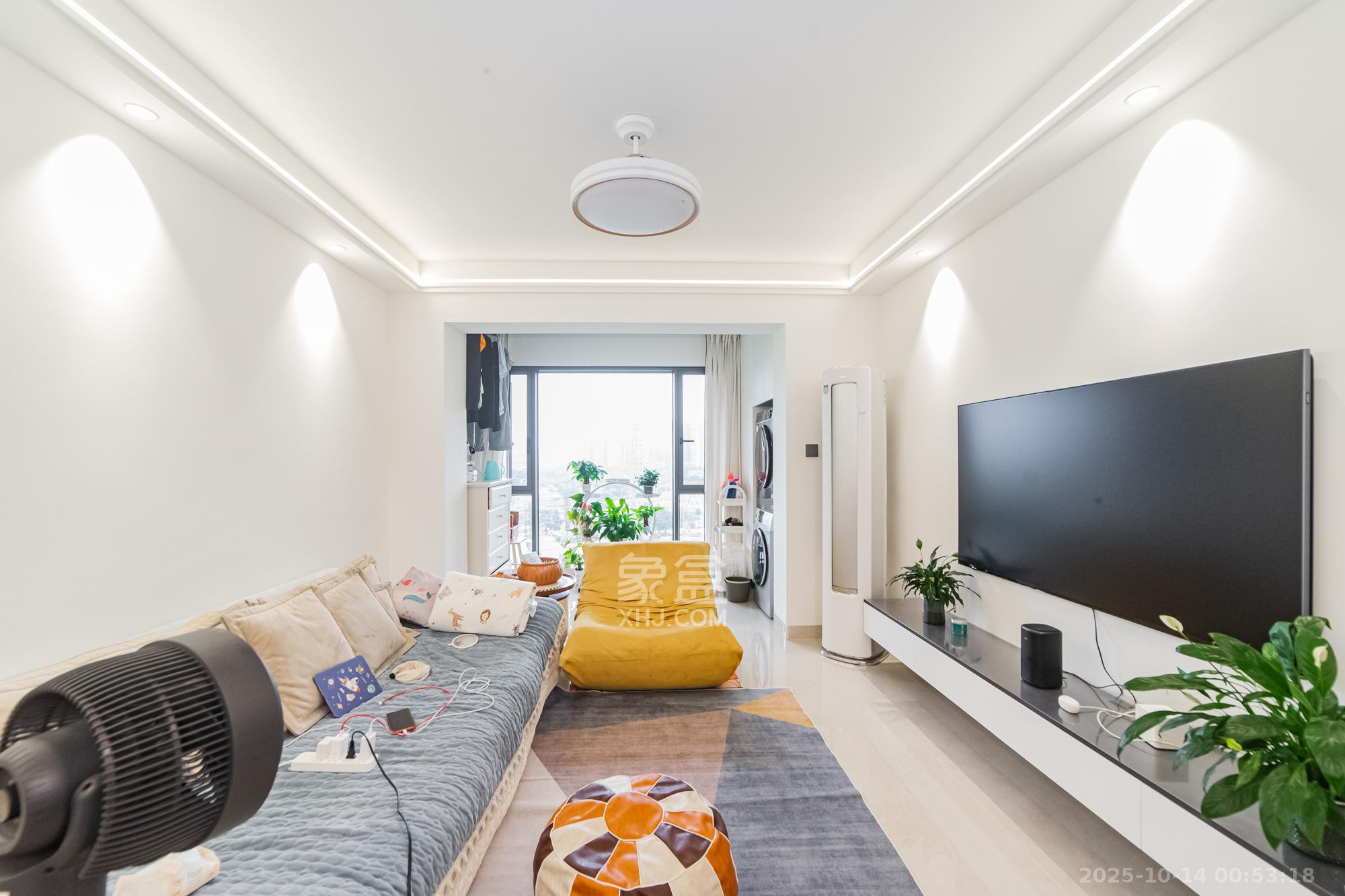 万科城 2室2厅1卫 85.0万 万科城 2室2厅1卫 85.0万客厅