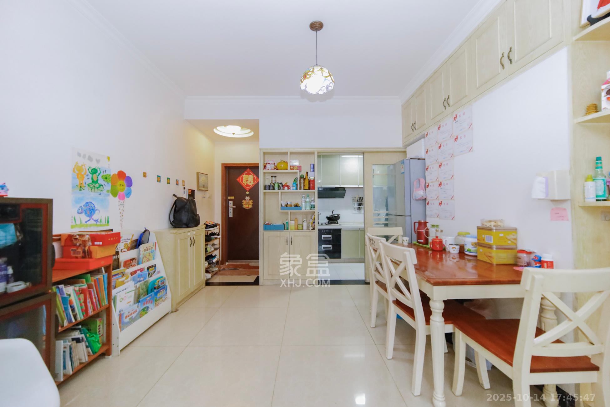 新盛珑璟台  2室2厅1卫    76.0万客厅