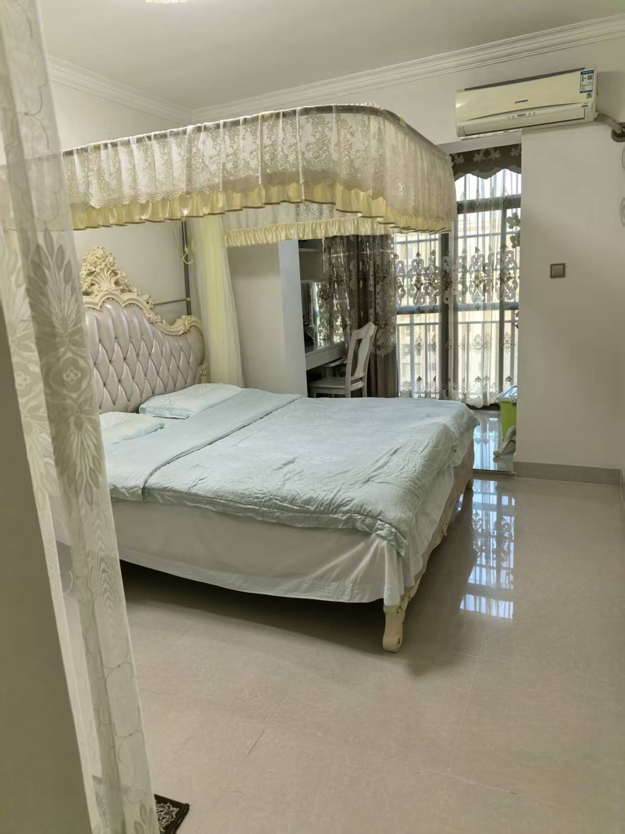 德盛华庭  4室2厅2卫    165.0万客厅