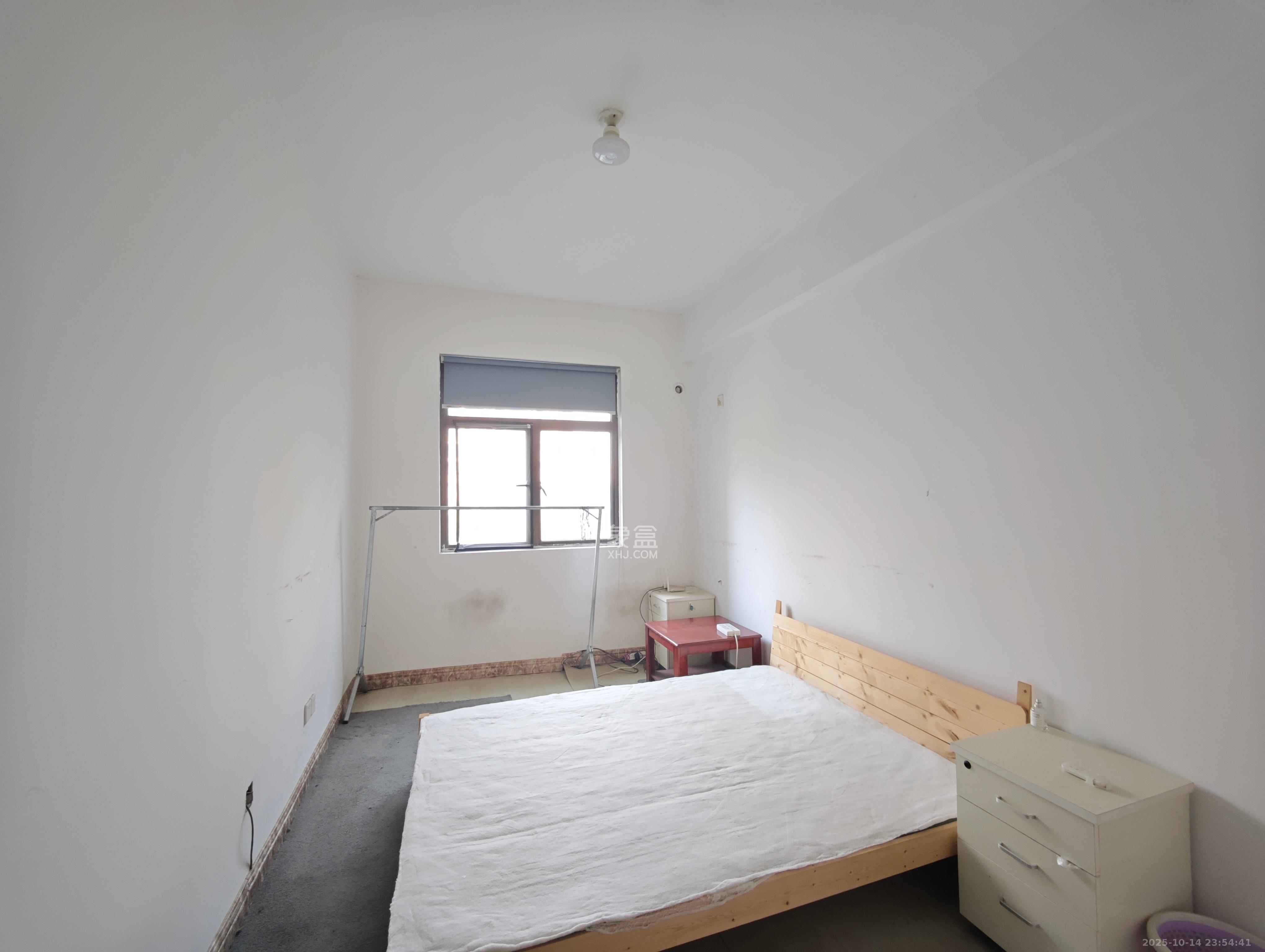 芙佳花园  5室2厅2卫    175.0万卧室