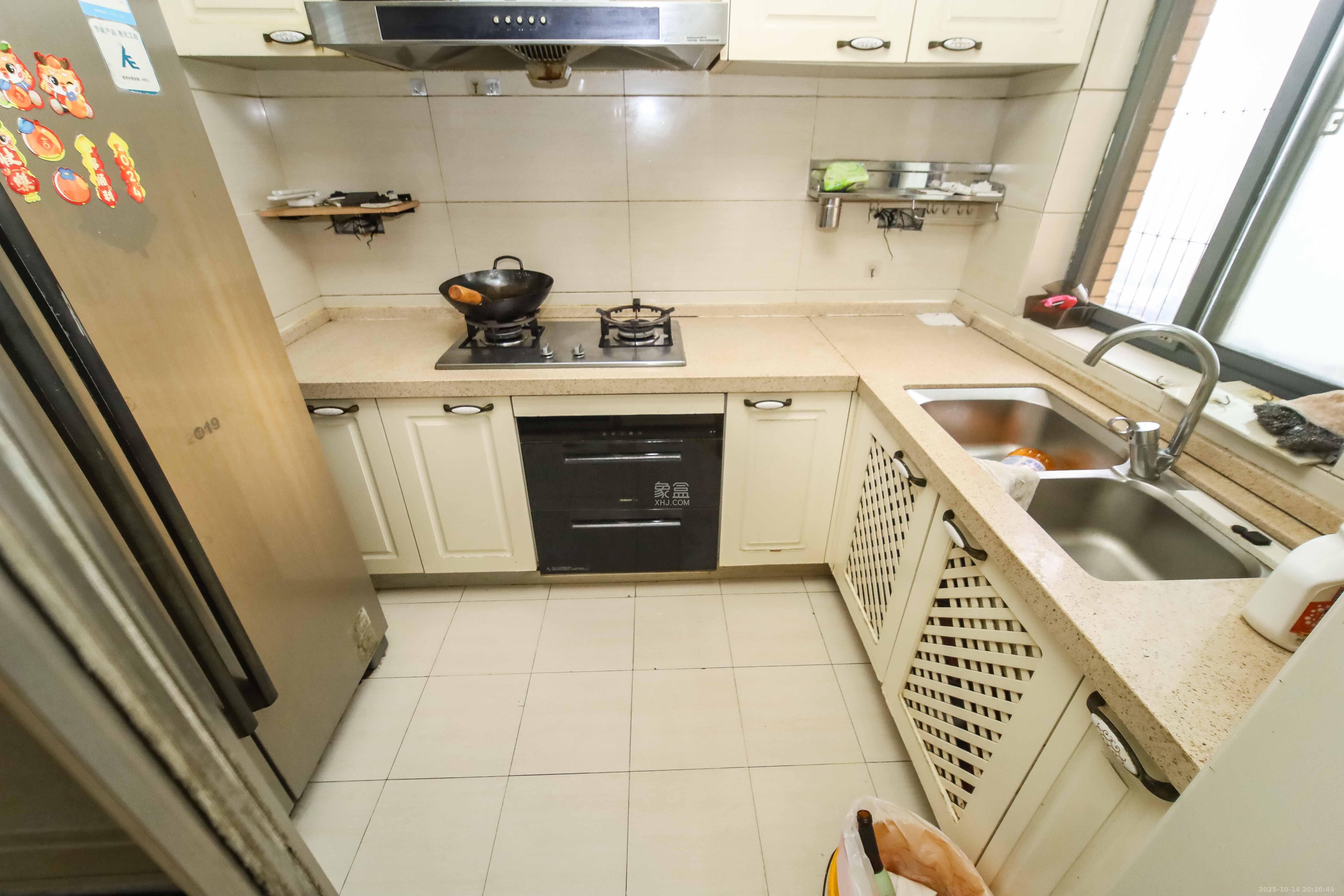 江河双水湾  3室2厅2卫    84.0万 江河双水湾  3室2厅2卫    84.0万厨房