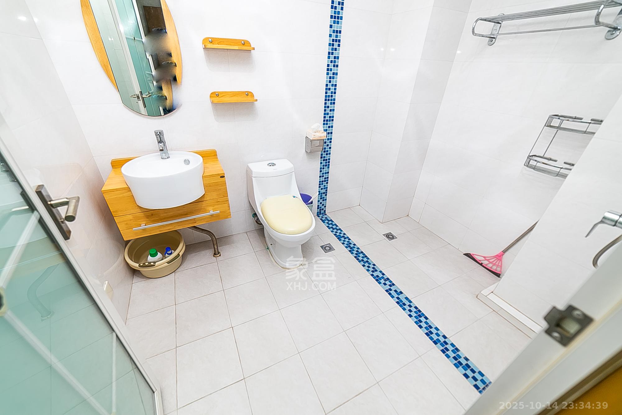 华银南苑  3室2厅2卫    95.0万卫生间