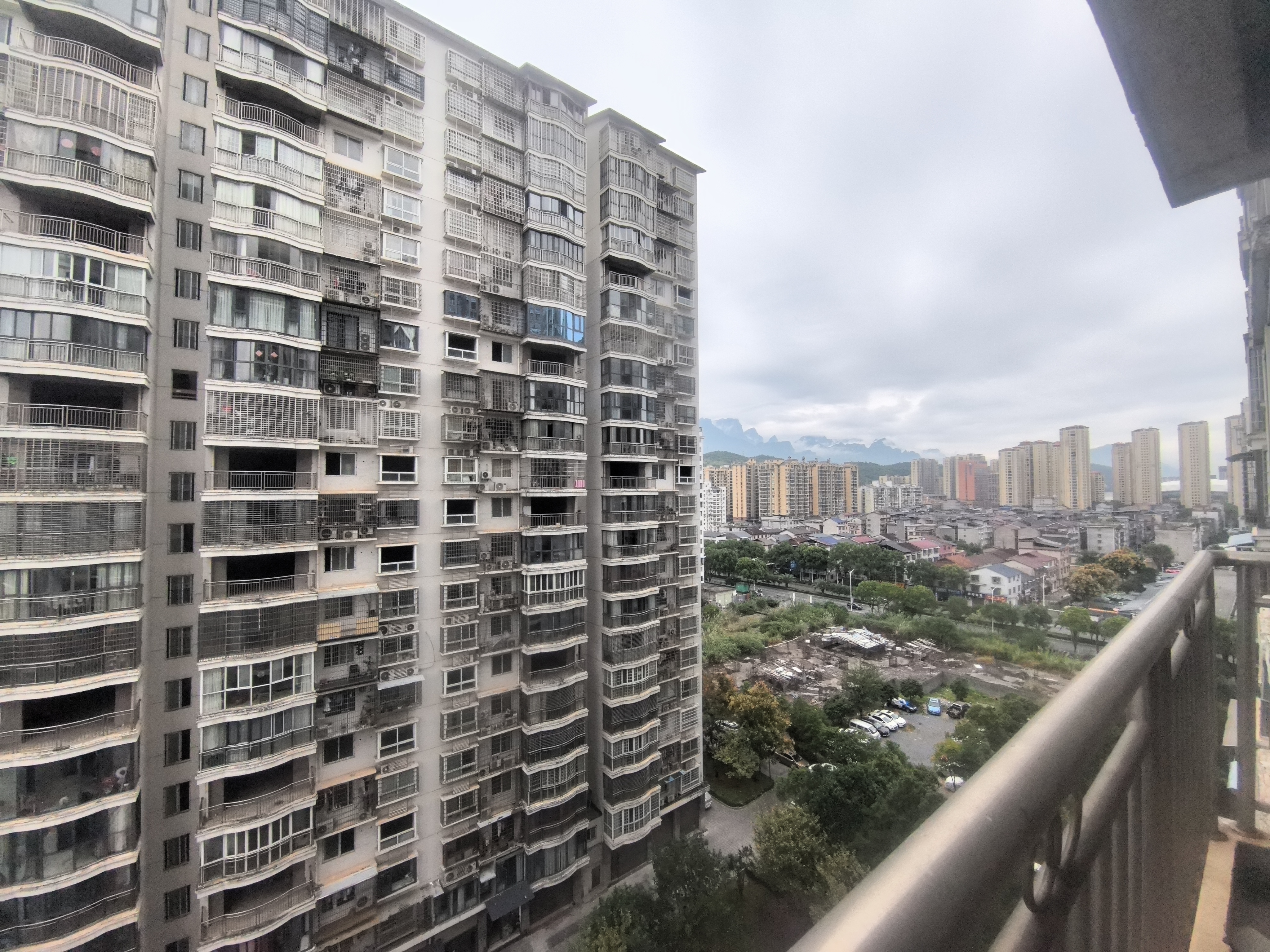 时代港湾  3室2厅2卫    46.0万客厅