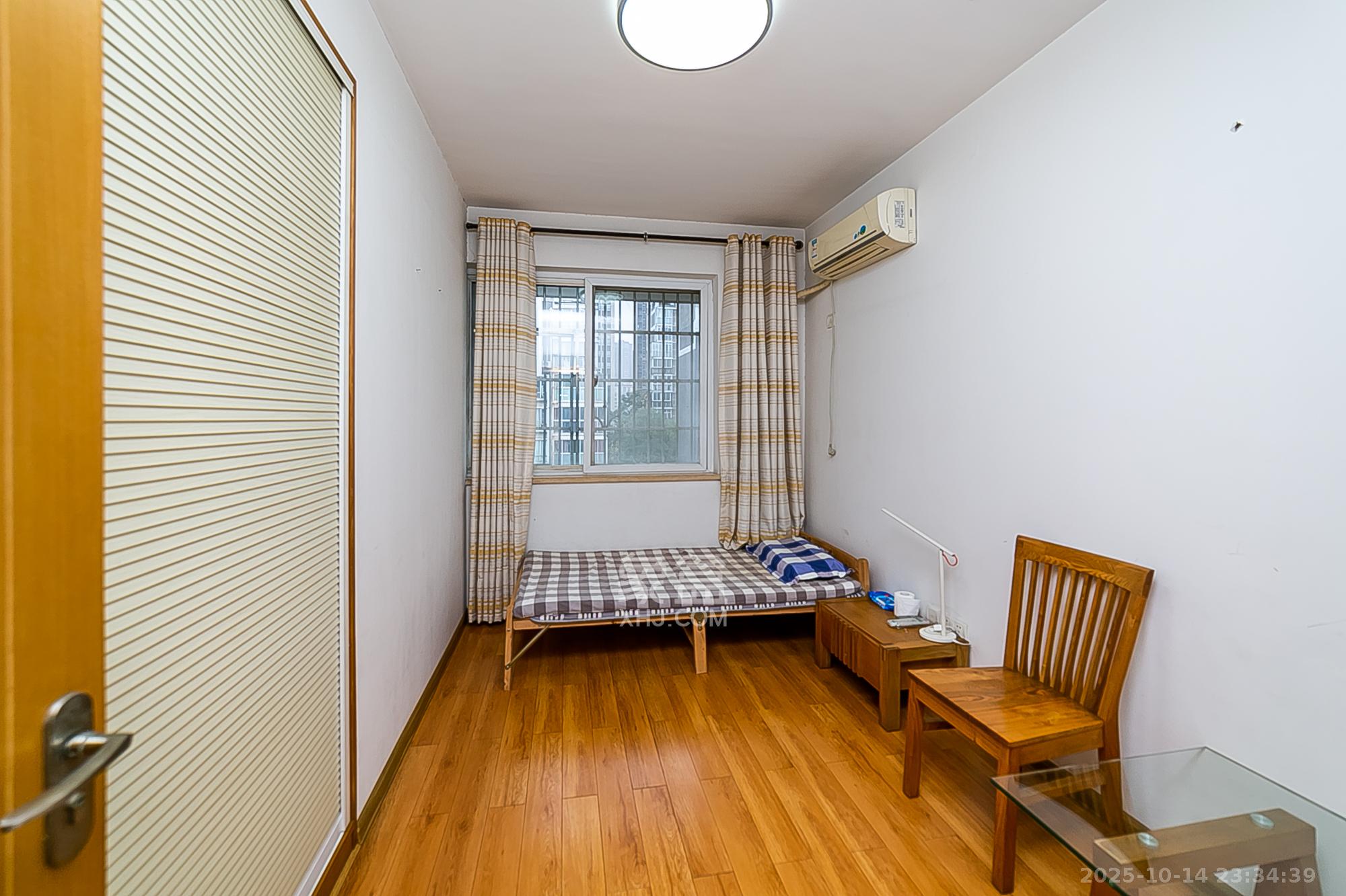 华银南苑  3室2厅2卫    95.0万卧室