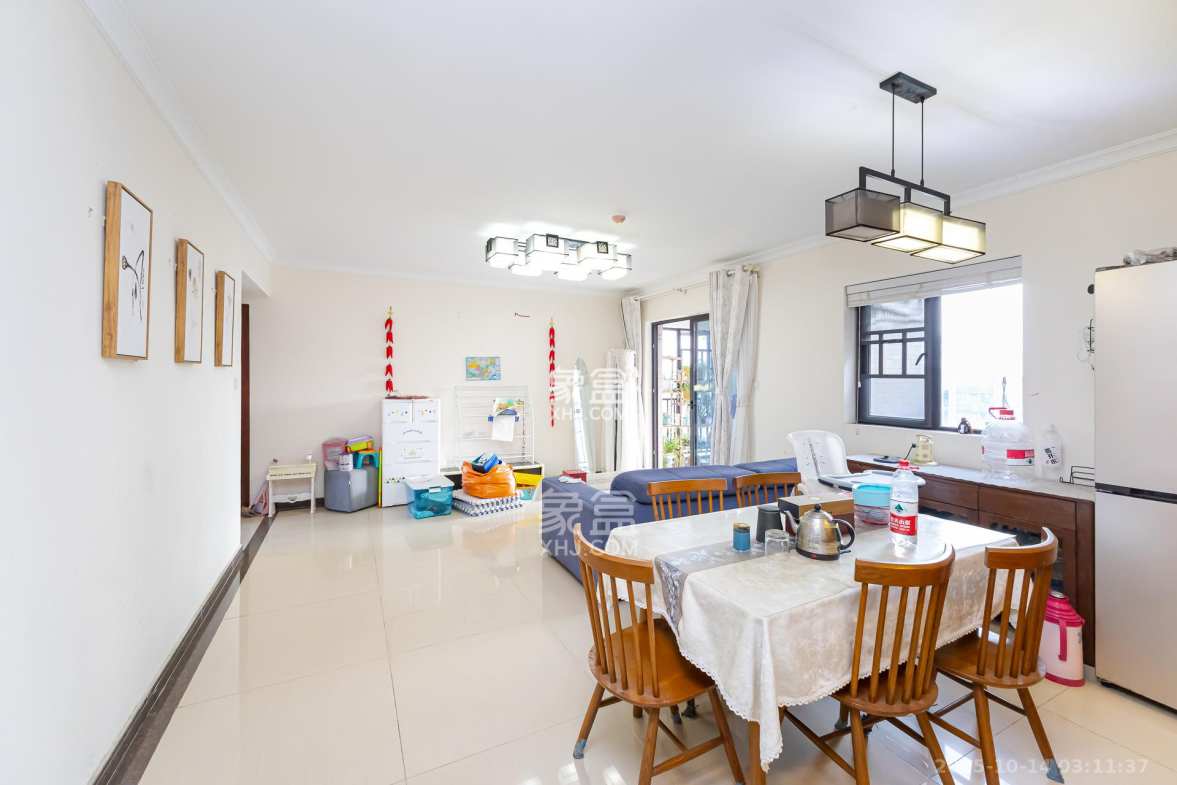 时代倾城二期 3室2厅2卫 68.0万 时代倾城二期 3室2厅2卫 68.0万客厅