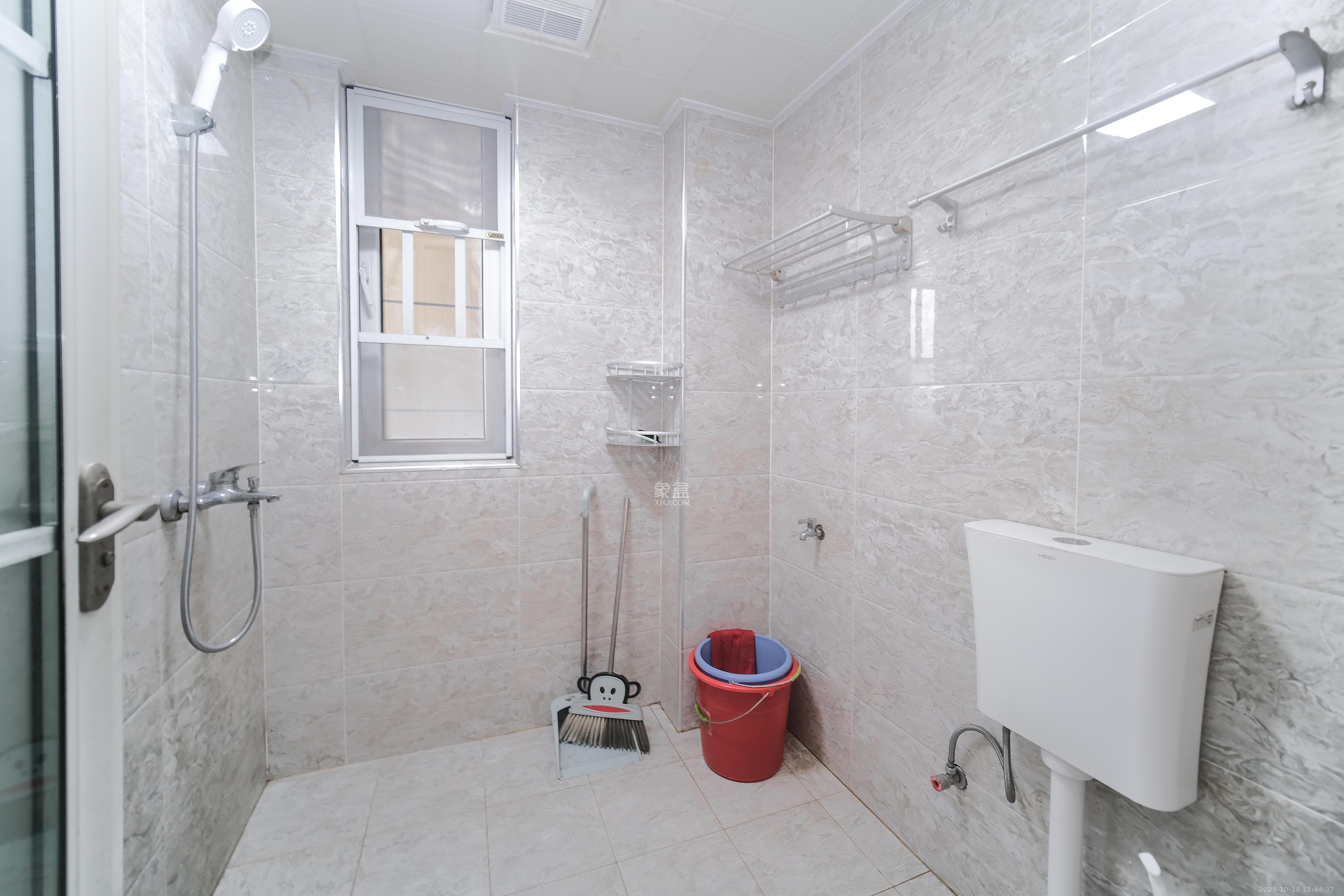 保利香槟国际  3室2厅1卫    66.8万卫生间