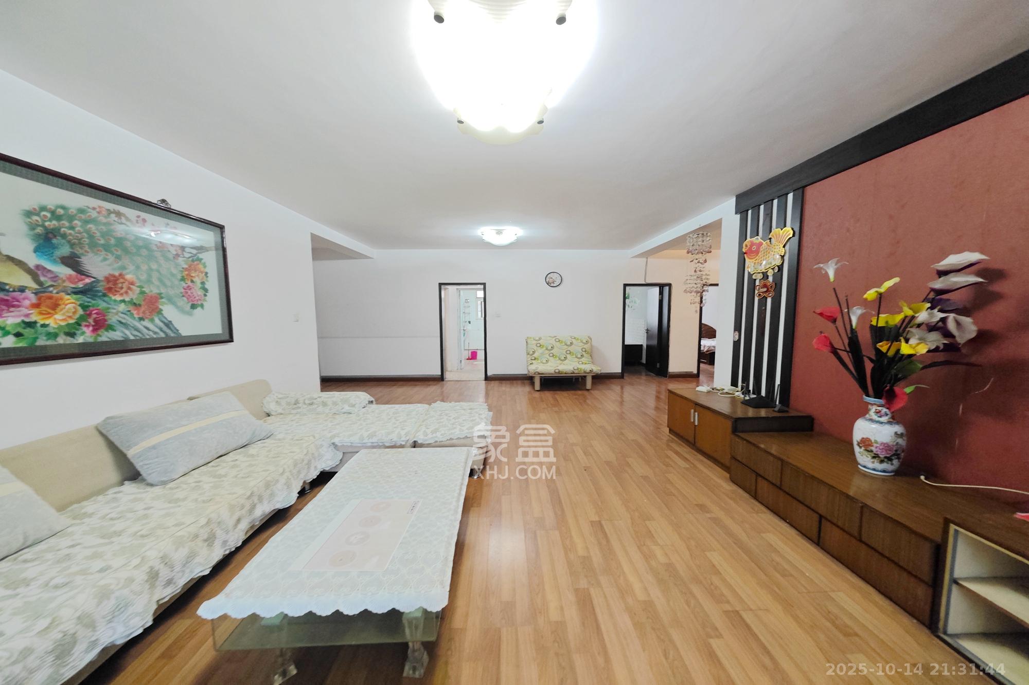 金地社区  3室2厅2卫    85.0万客厅