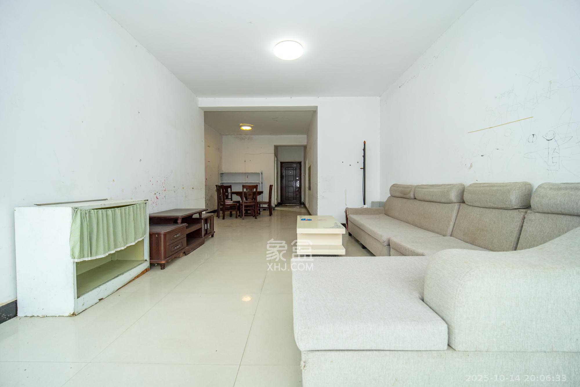 卧龙居国际村  3室2厅2卫    55.8万客厅