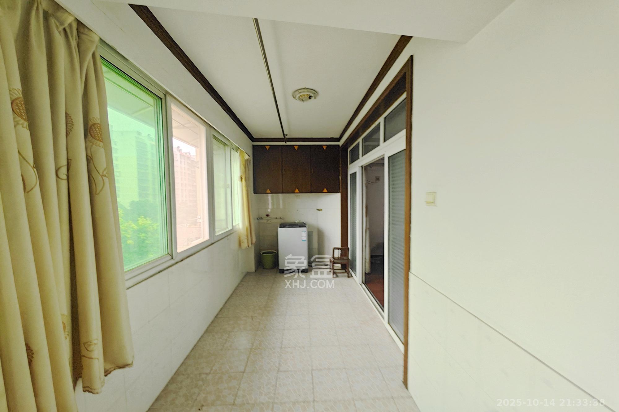 梨子山社区长电宿舍 3室2厅2卫 88.0万 梨子山社区长电宿舍 3室2厅2卫 88.0万阳台