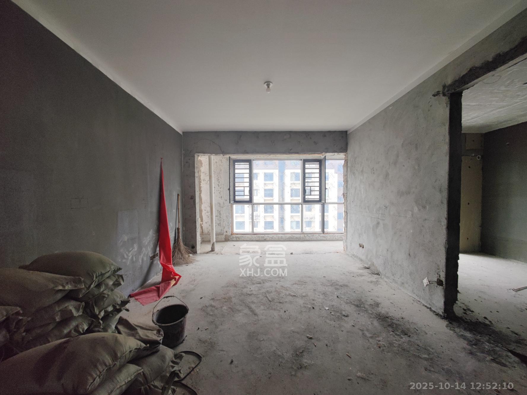 远洋红星天铂一期  4室2厅2卫    140.0万客厅