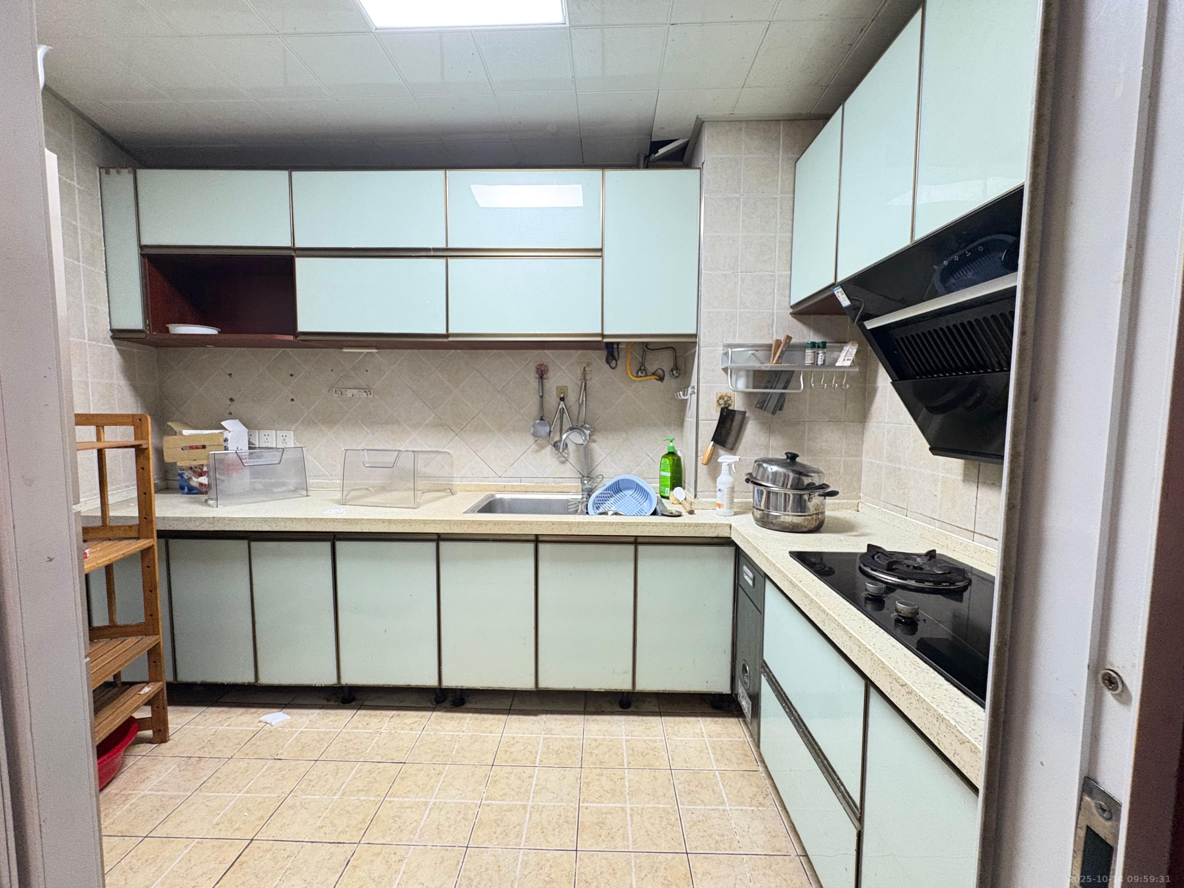 华润凤凰城一期  3室2厅2卫    2400.0元/月 华润凤凰城一期  3室2厅2卫    2400.0元/月