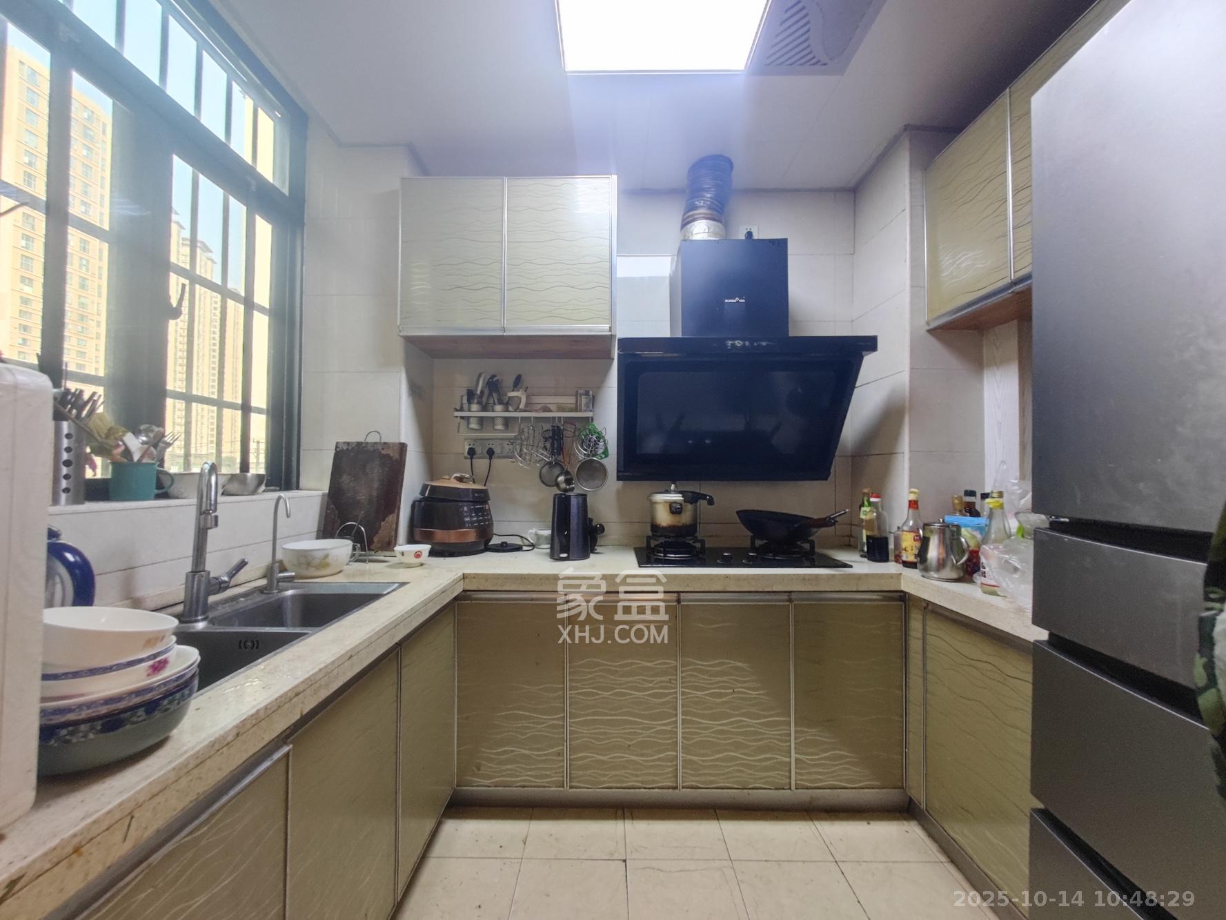 泰禹云开壹品 4室2厅2卫 136.0万 泰禹云开壹品 4室2厅2卫 136.0万厨房