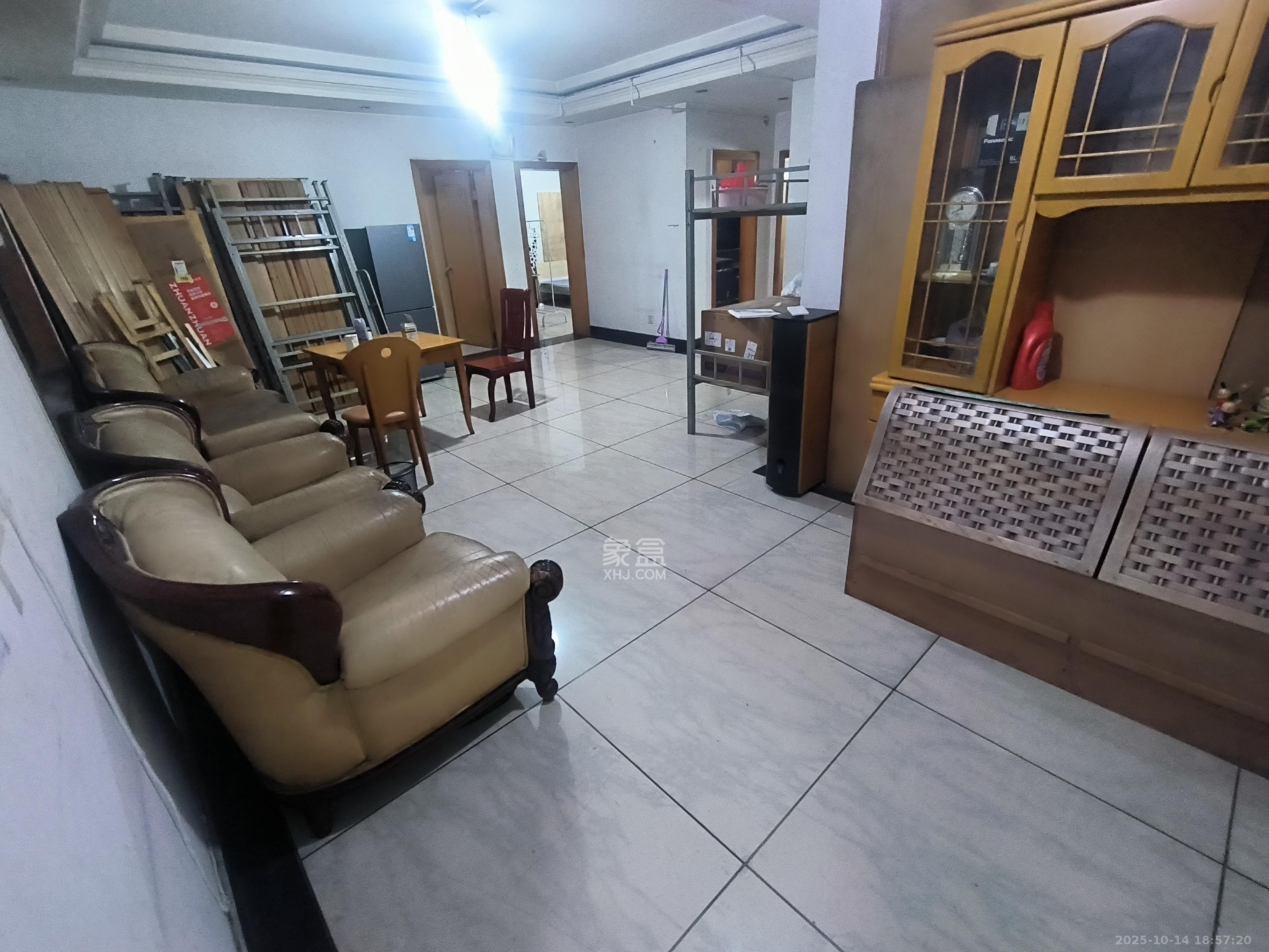 环城堤综合楼(产权如意街综合楼) 3室1厅1卫 2800.0元/月 环城堤综合楼(产权如意街综合楼) 3室1厅1卫 2800.0元/月室内图