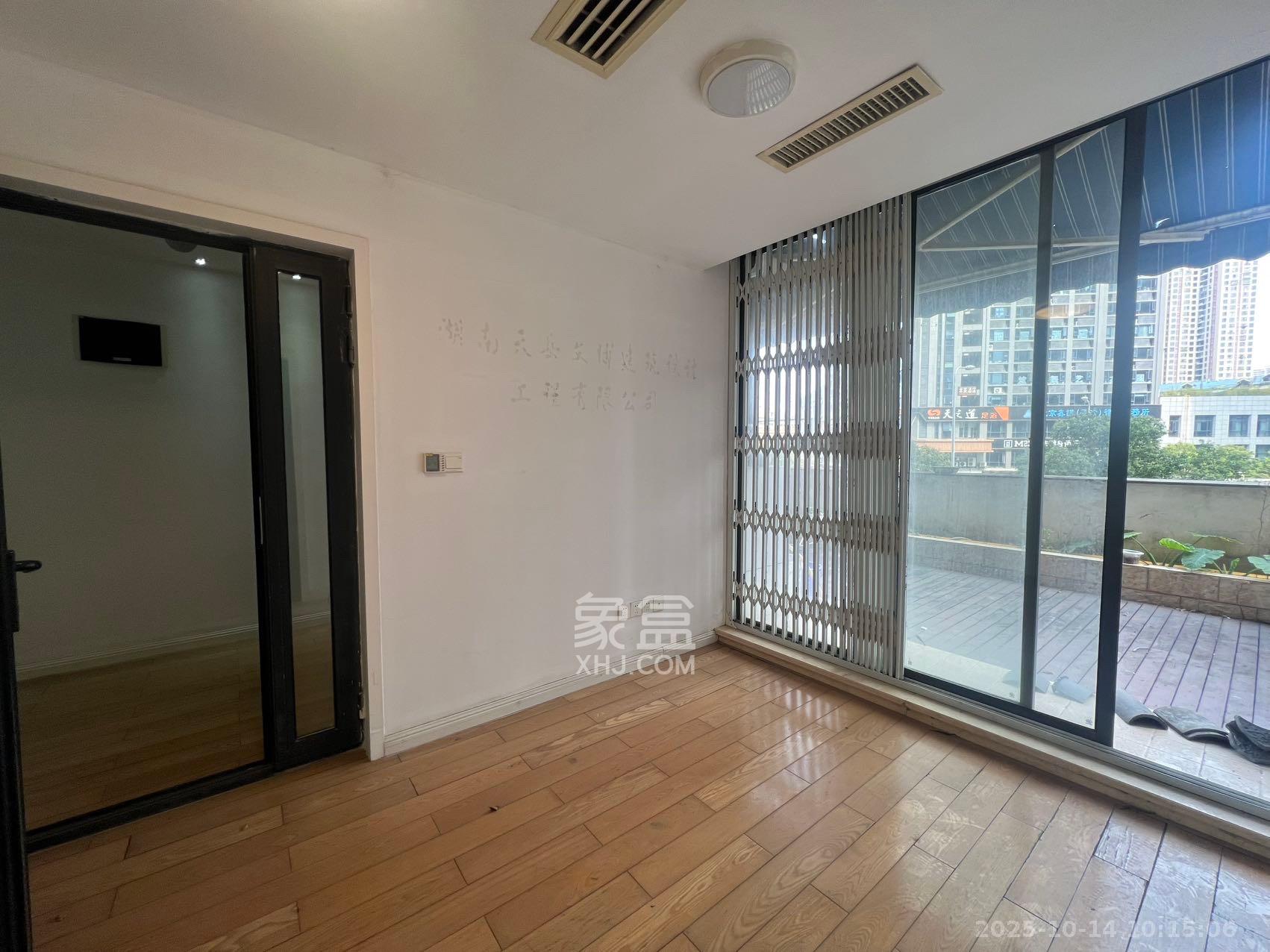 藏珑湖上国际花园 3室2厅2卫 3200.0元/月 藏珑湖上国际花园 3室2厅2卫 3200.0元/月室内图