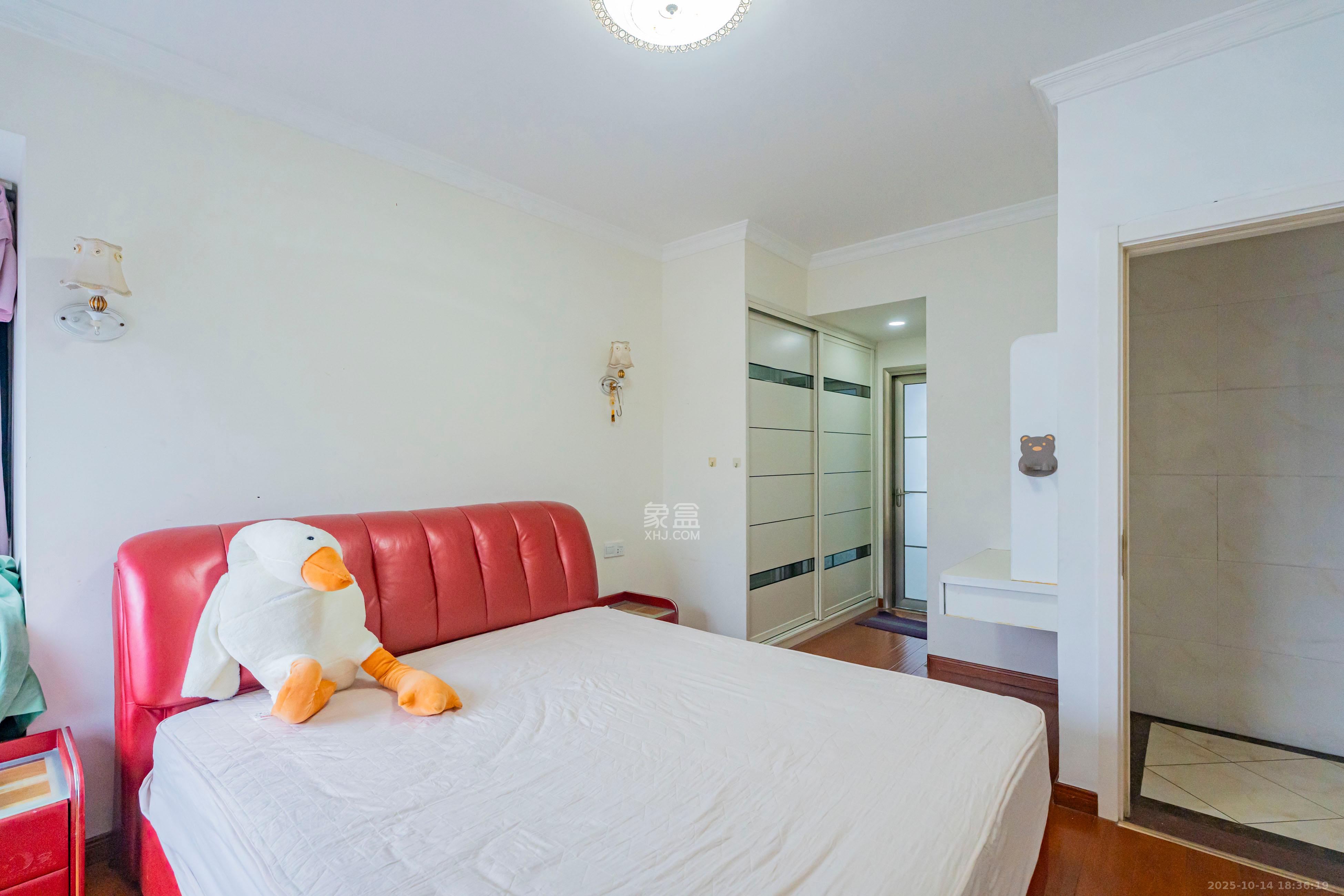 天健壹平方英里(天健芙蓉盛世二期) 4室2厅2卫 200.0万 天健壹平方英里(天健芙蓉盛世二期) 4室2厅2卫 200.0万卧室