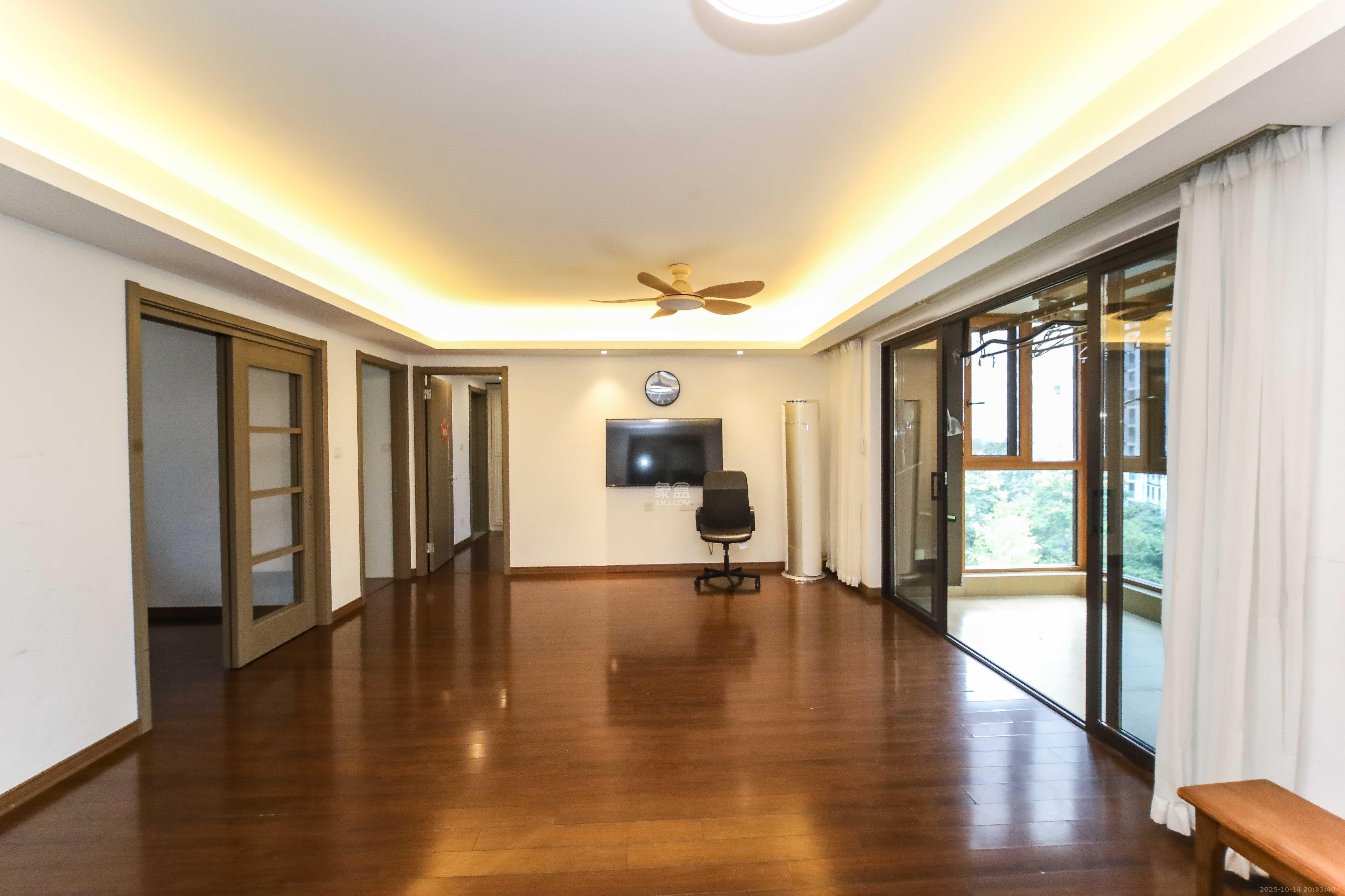 万科金域蓝湾 4室2厅2卫 178.0万 万科金域蓝湾 4室2厅2卫 178.0万客厅