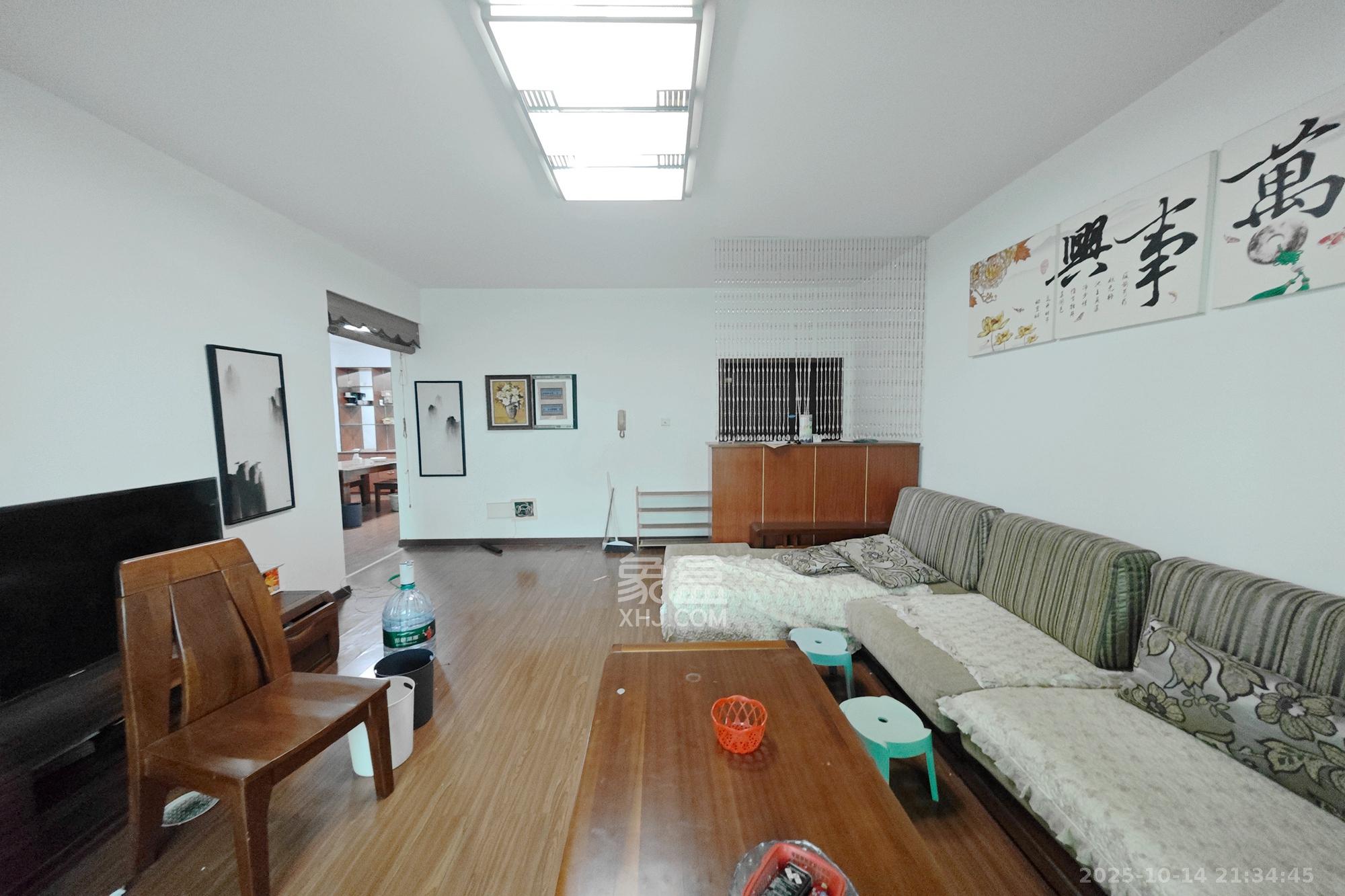 名都花园 3室2厅2卫 95.0万 名都花园 3室2厅2卫 95.0万客厅