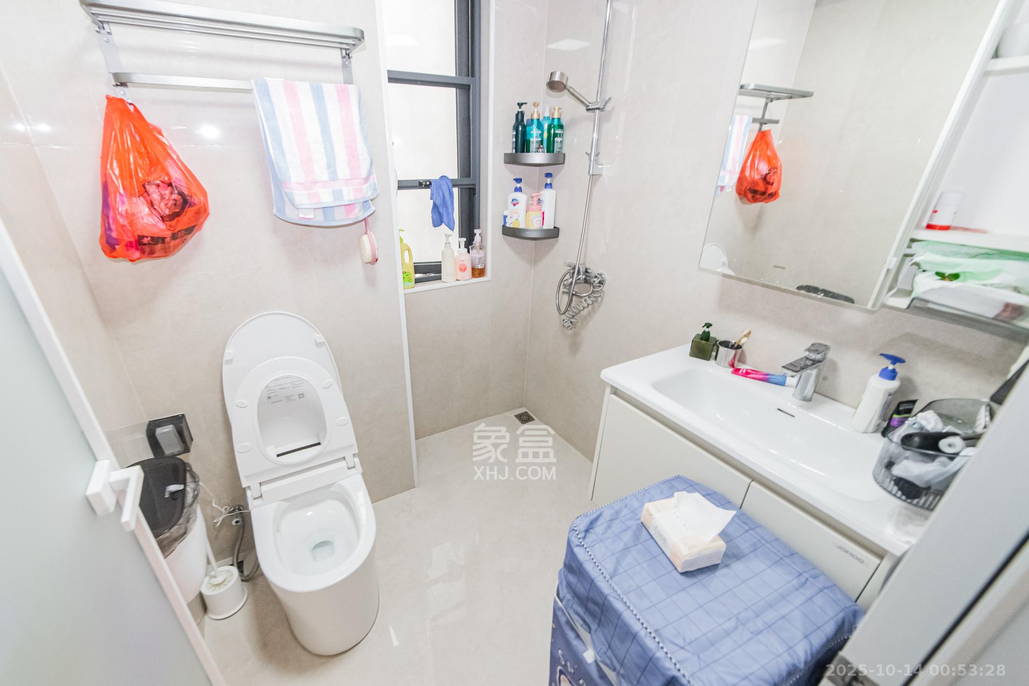 万科城  2室2厅1卫    85.0万卫生间