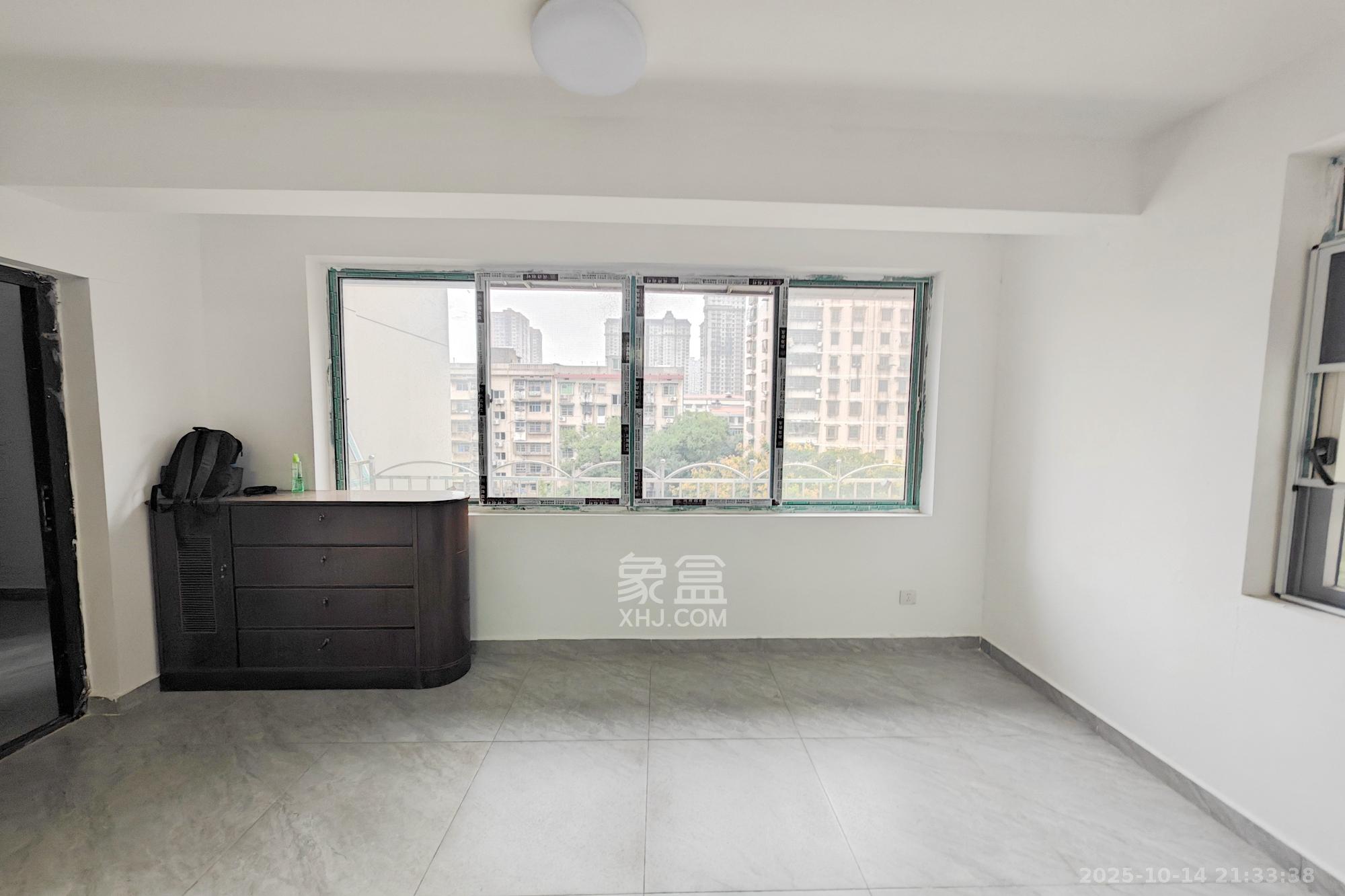 梨子山社区长电宿舍 3室2厅2卫 88.0万 梨子山社区长电宿舍 3室2厅2卫 88.0万阳台