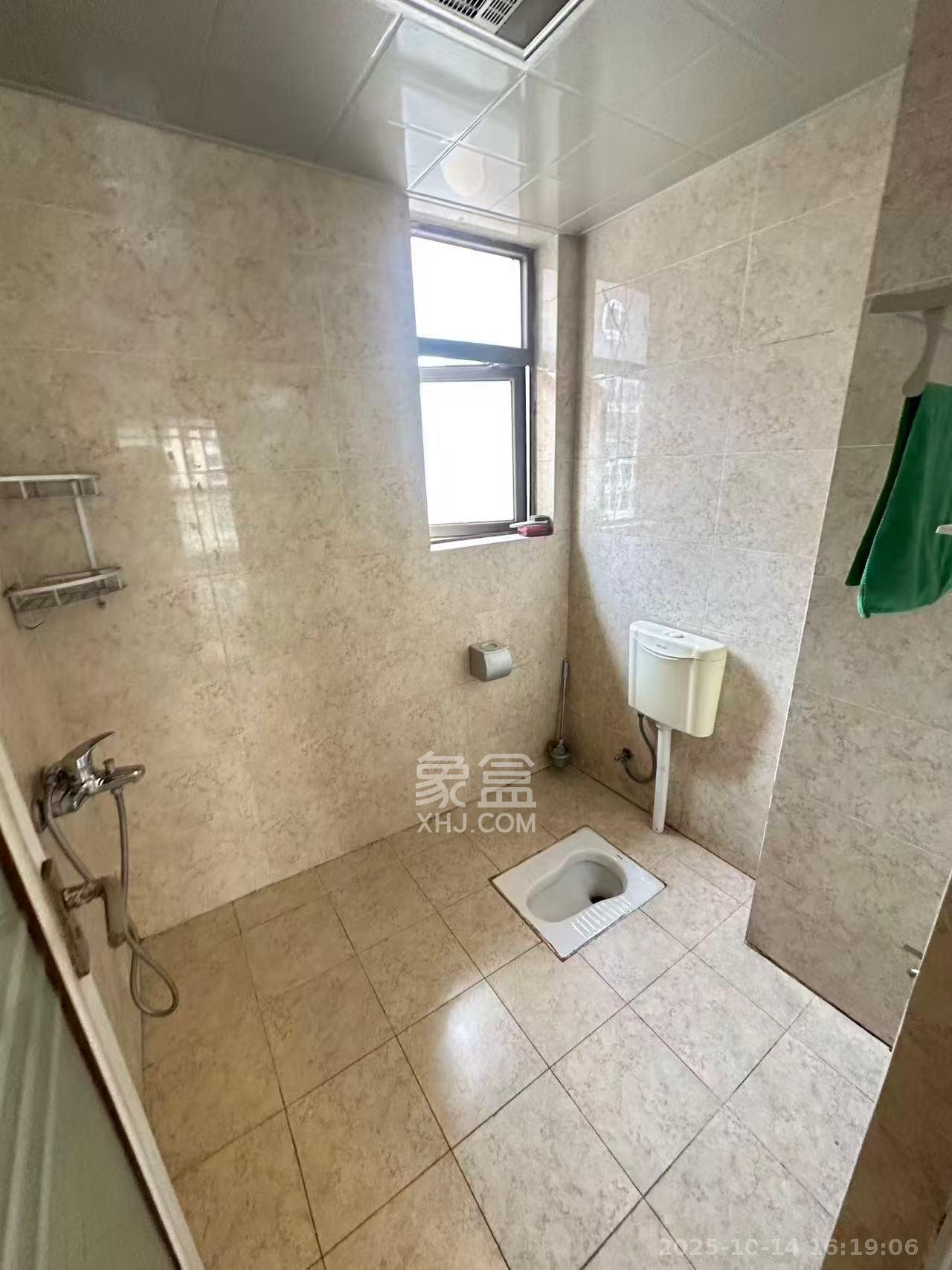 米兰春天  1室2厅1卫    1700.0元/月室内图