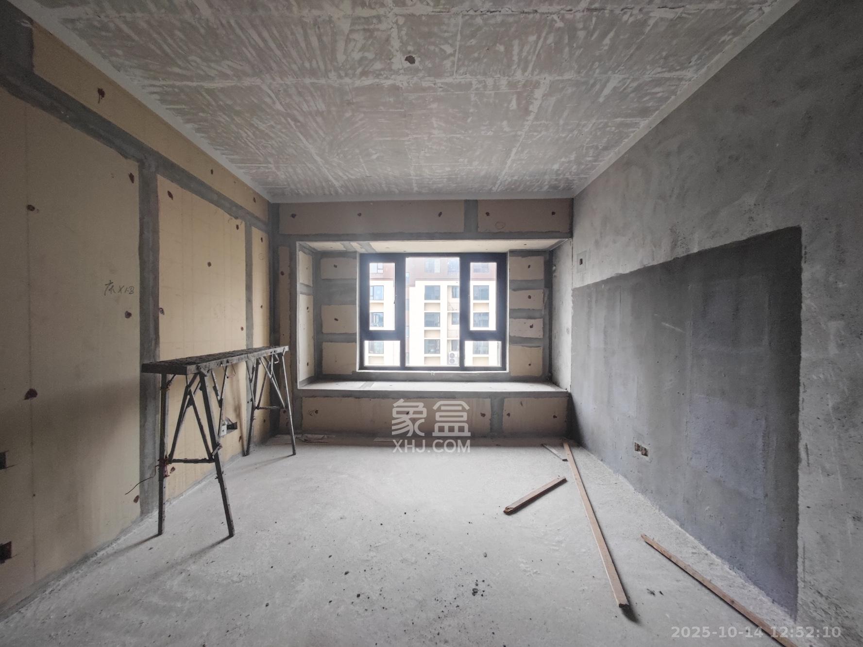 远洋红星天铂一期  4室2厅2卫    140.0万卧室