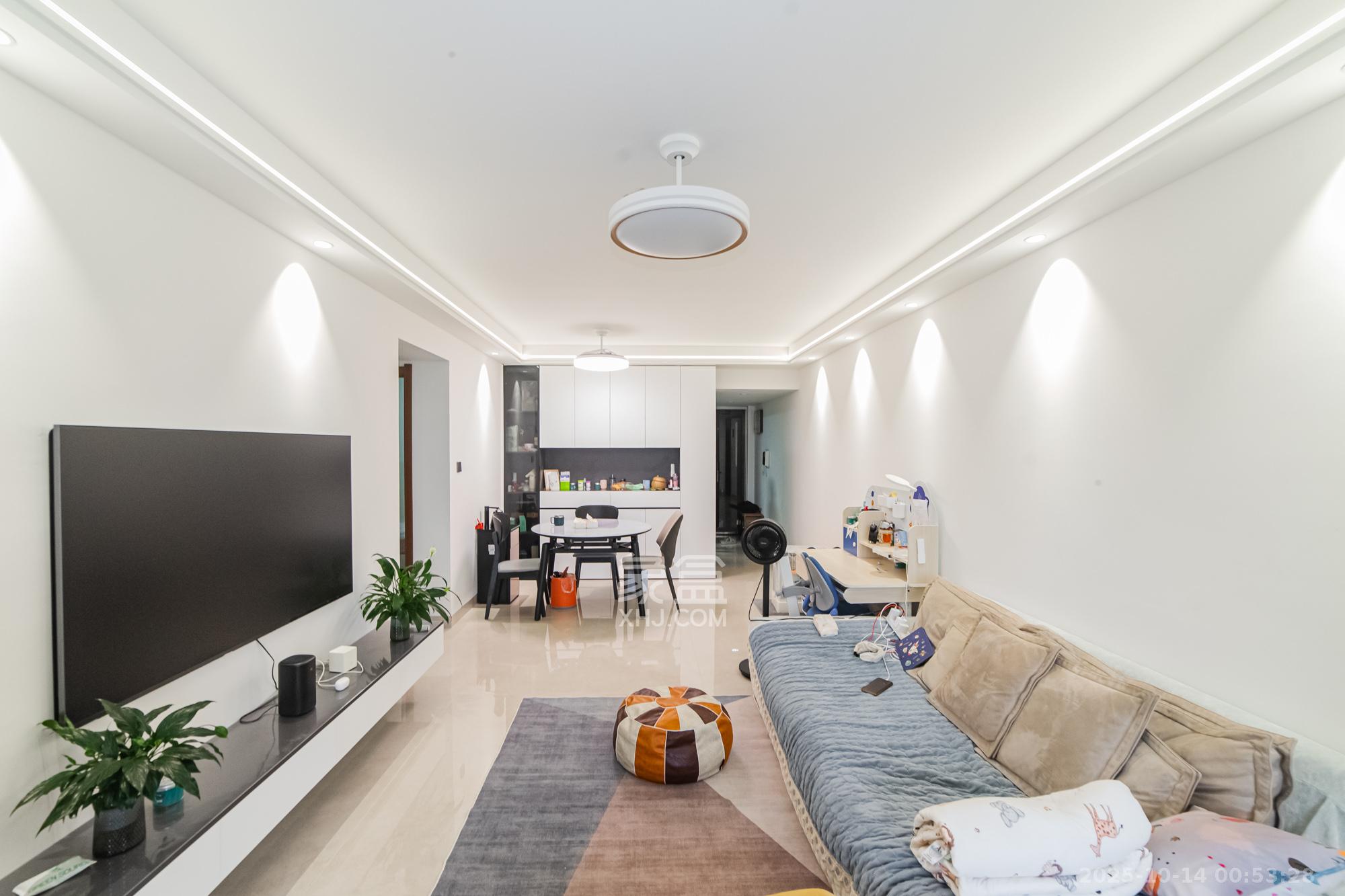 万科城 2室2厅1卫 85.0万 万科城 2室2厅1卫 85.0万客厅