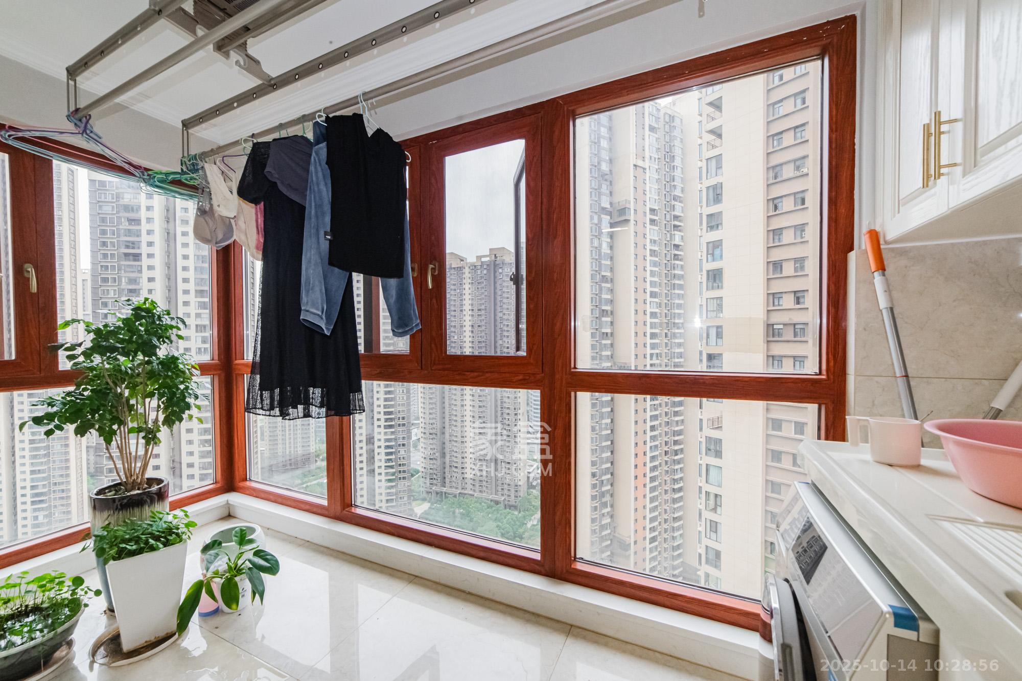 北辰三角洲C2区 3室2厅2卫 268.0万 北辰三角洲C2区 3室2厅2卫 268.0万阳台