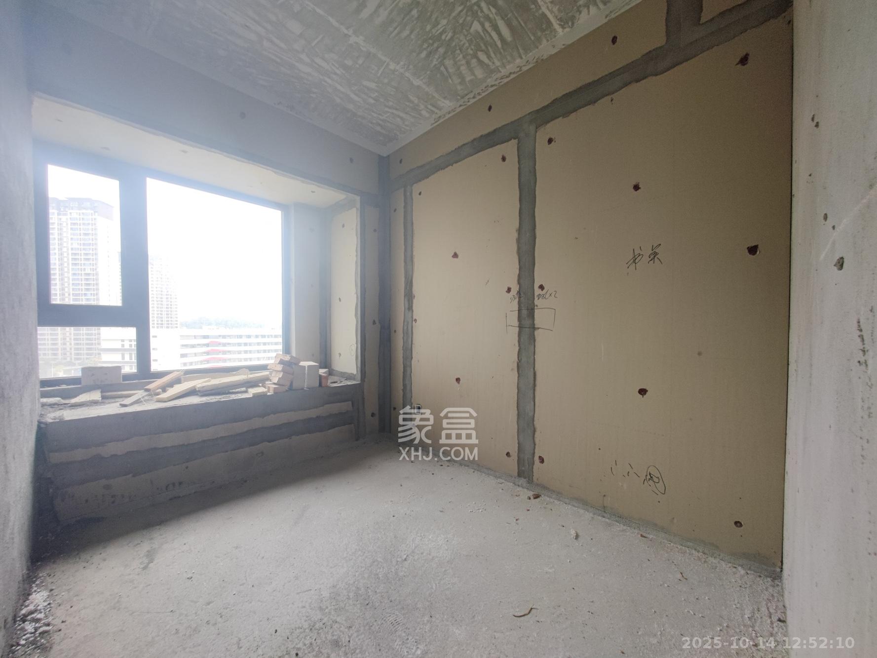 远洋红星天铂一期  4室2厅2卫    140.0万卧室